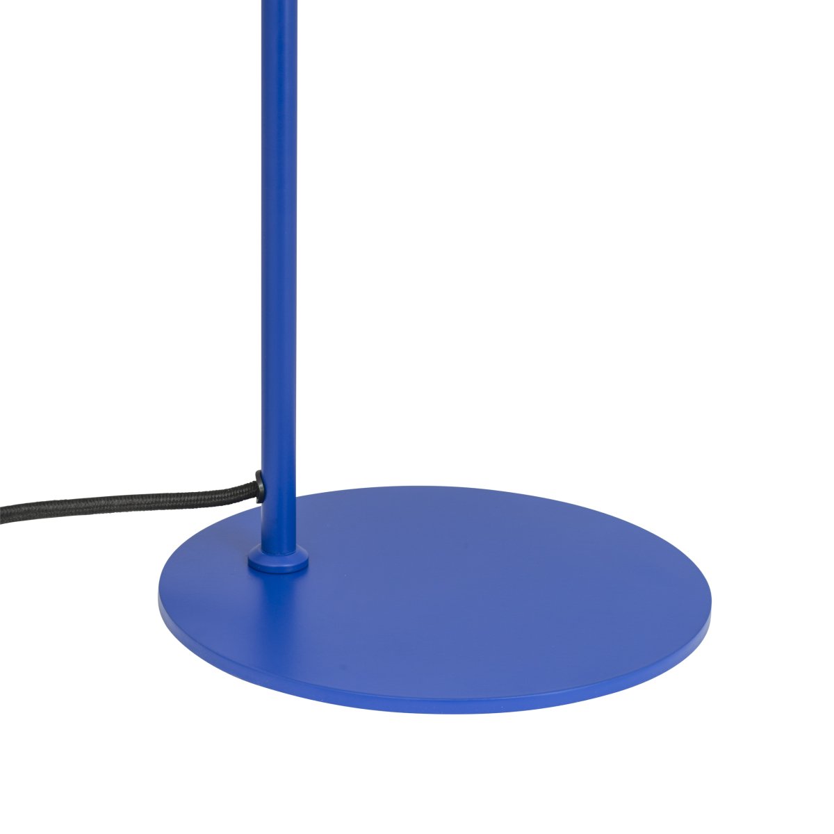 Cale 50cm Donkerblauw bureaulamp Van Dyberg Larsen - Ideaal om uw bureau of bijzettafel een vleugje kleur en persoonlijkheid te geven en tegelijkertijd gericht en comfortabel licht te bieden tijdens het lezen of werken.