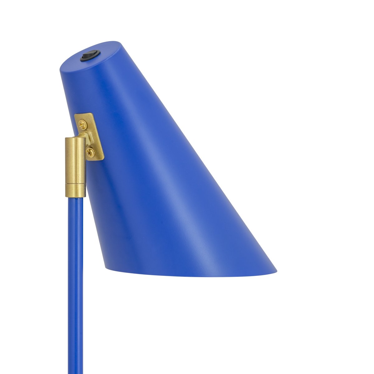 Cale 50cm Donkerblauw bureaulamp Van Dyberg Larsen - Ideaal om uw bureau of bijzettafel een vleugje kleur en persoonlijkheid te geven en tegelijkertijd gericht en comfortabel licht te bieden tijdens het lezen of werken.