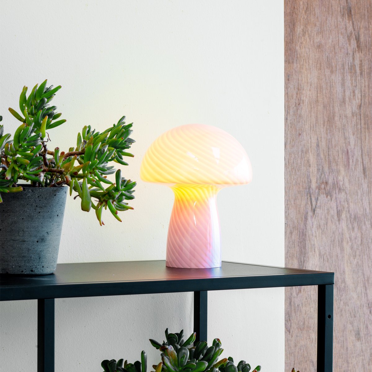Jenny 23cm Roze tafellamp Van Dyberg Larsen - Ongeacht of u de lamp op een bijzettafel, vensterbank, nachtkastje of bureau plaatst, de Jenny Mushroom tafellamp is een perfect accessoire dat uw huis zal verfraaien met zijn charme en elegantie.