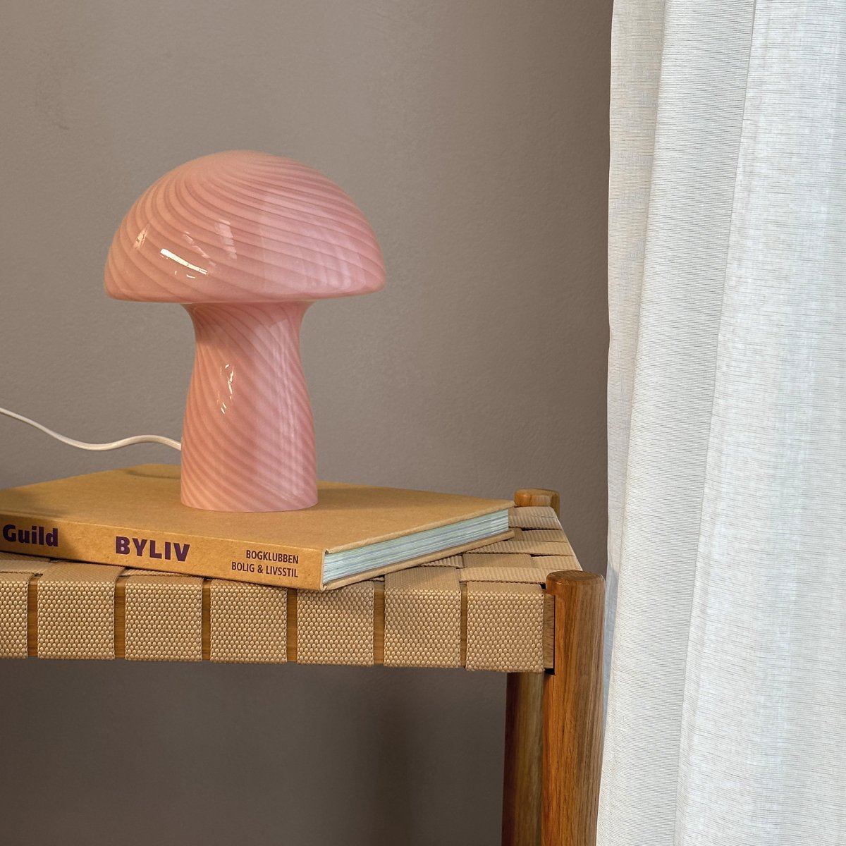 Jenny 23cm Roze tafellamp Van Dyberg Larsen - Ongeacht of u de lamp op een bijzettafel, vensterbank, nachtkastje of bureau plaatst, de Jenny Mushroom tafellamp is een perfect accessoire dat uw huis zal verfraaien met zijn charme en elegantie.