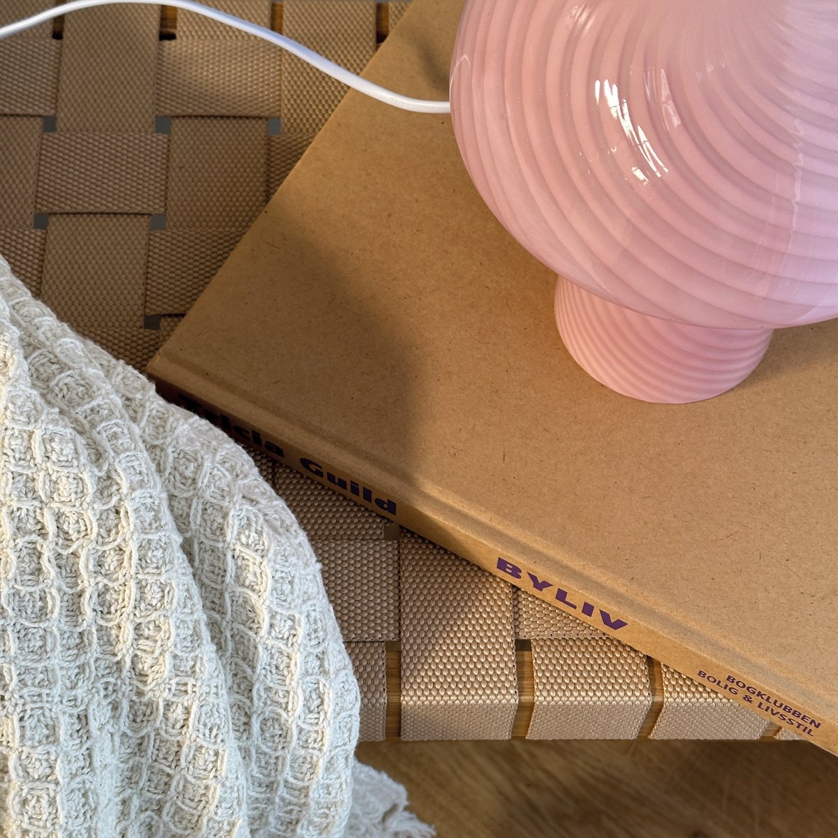 Jenny 23cm Roze tafellamp Van Dyberg Larsen - Ongeacht of u de lamp op een bijzettafel, vensterbank, nachtkastje of bureau plaatst, de Jenny Mushroom tafellamp is een perfect accessoire dat uw huis zal verfraaien met zijn charme en elegantie.