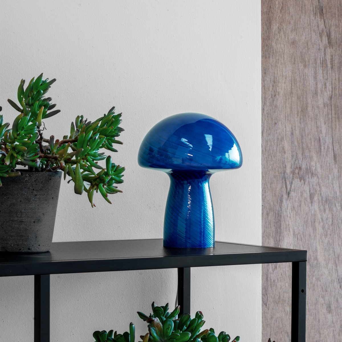Jenny 23cm Blauw tafellamp Van Dyberg Larsen - Ongeacht of u de lamp op een bijzettafel, vensterbank, nachtkastje of bureau plaatst, de Jenny Mushroom tafellamp is een perfect accessoire dat uw huis zal verfraaien met zijn charme en elegantie.