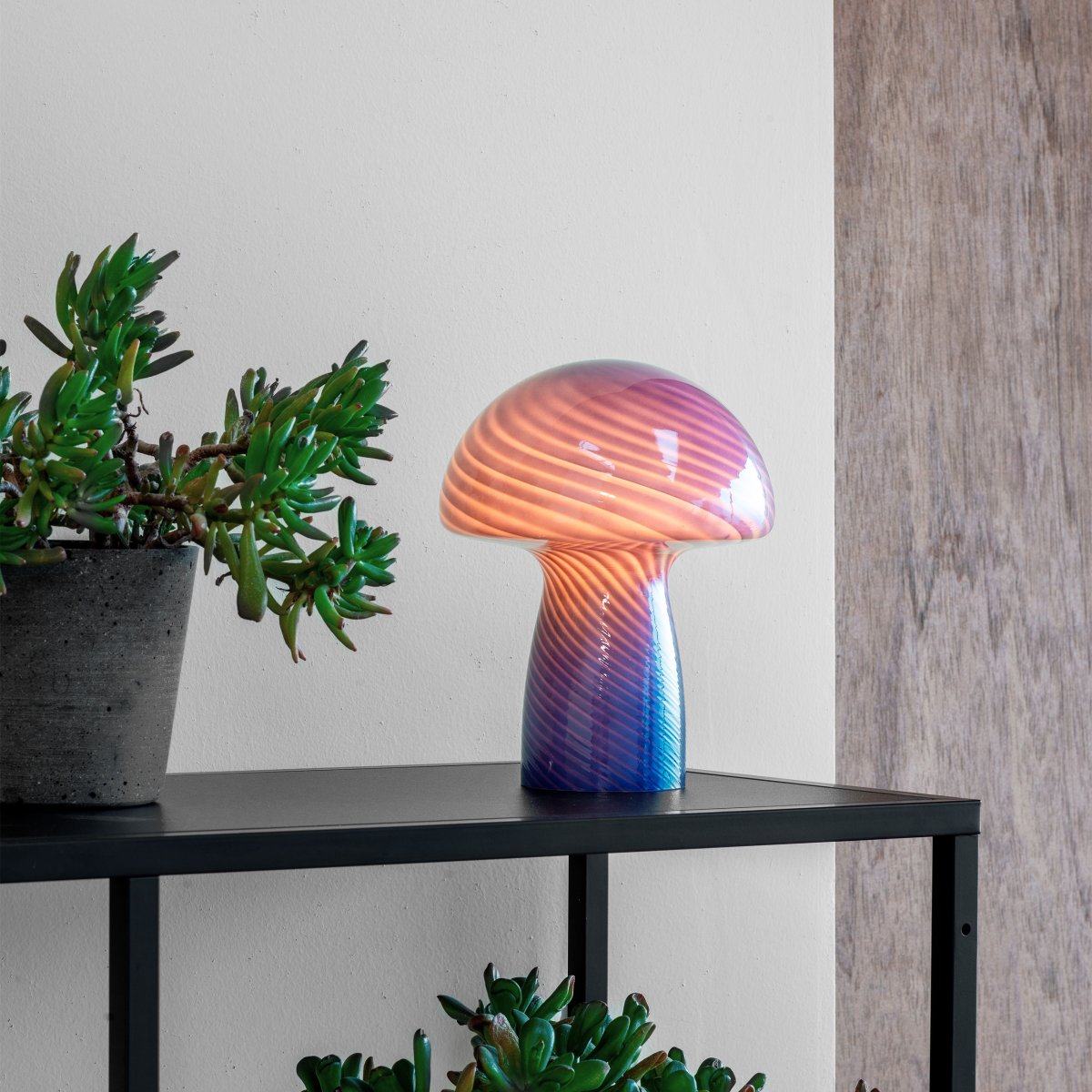 Jenny 23cm Blauw tafellamp Van Dyberg Larsen - Ongeacht of u de lamp op een bijzettafel, vensterbank, nachtkastje of bureau plaatst, de Jenny Mushroom tafellamp is een perfect accessoire dat uw huis zal verfraaien met zijn charme en elegantie.