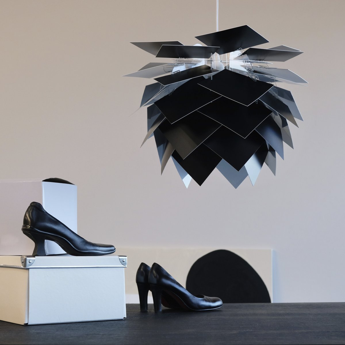 Illumin Ø45 Zwart hanglamp Van Dyberg Larsen - De lamp wordt geleverd in een elegante zwarte doos met een unieke Rosetta plafondkap, een 3 meter lang stoffen snoer en onderdelen die u eenvoudig zelf in elkaar kunt zetten.