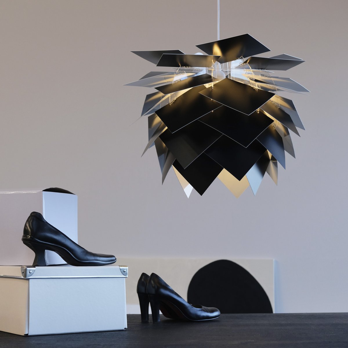 Illumin Ø45 Zwart hanglamp Van Dyberg Larsen - De lamp wordt geleverd in een elegante zwarte doos met een unieke Rosetta plafondkap, een 3 meter lang stoffen snoer en onderdelen die u eenvoudig zelf in elkaar kunt zetten.