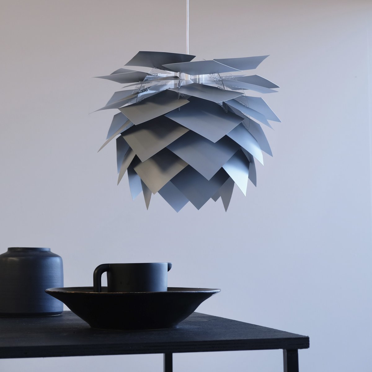 Illumin Ø45 Grijs hanglamp Van Dyberg Larsen - Dankzij de zeven kleuropties en vervangbare bladen kunt u de lamp eenvoudig vernieuwen zonder dat u een hele nieuwe hoeft te kopen.