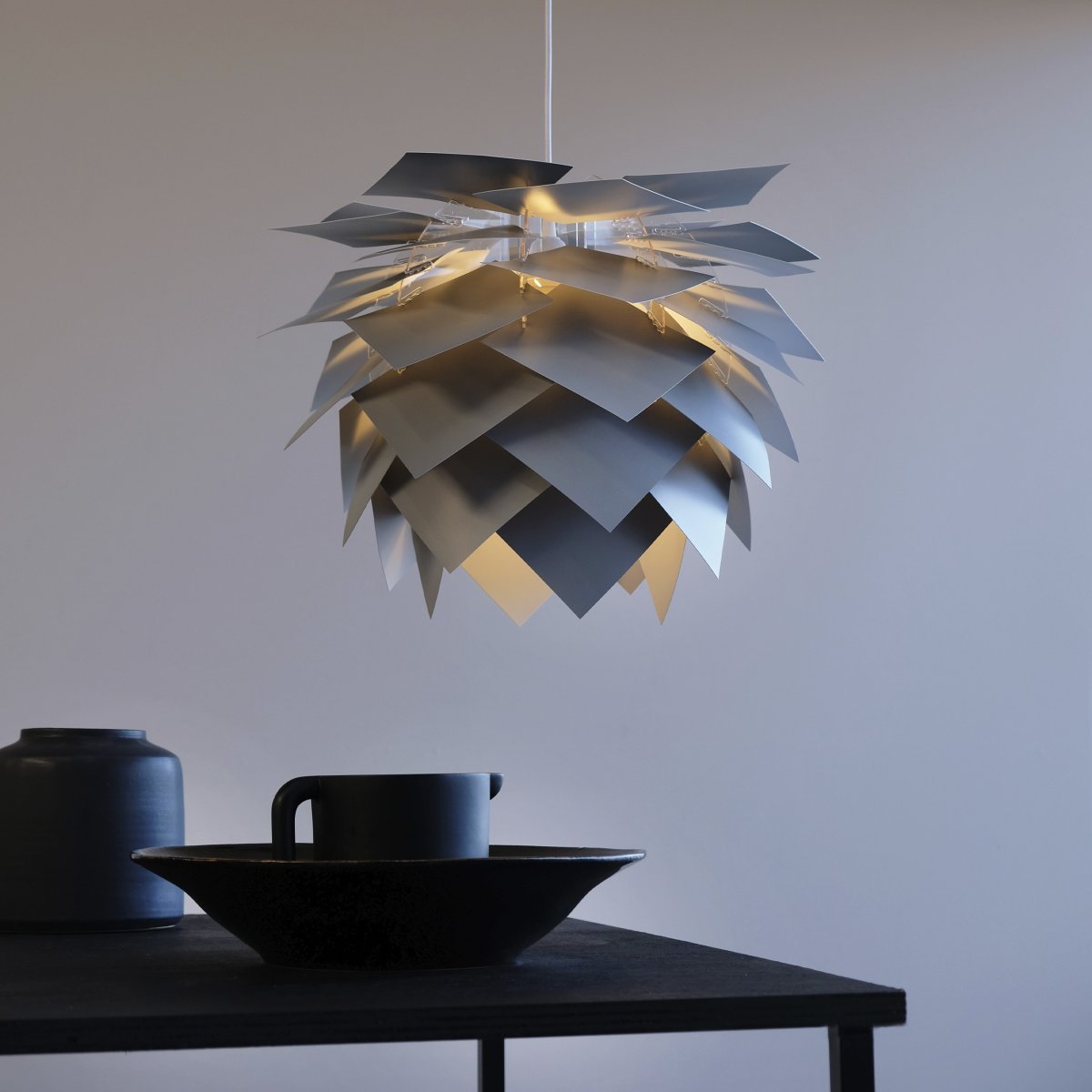 Illumin Ø45 Grijs hanglamp Van Dyberg Larsen - Dankzij de zeven kleuropties en vervangbare bladen kunt u de lamp eenvoudig vernieuwen zonder dat u een hele nieuwe hoeft te kopen.
