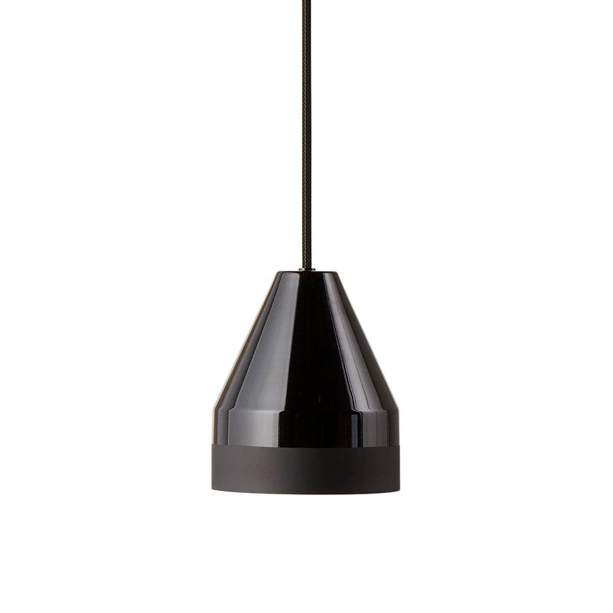 Crayon Ø30 Zwart hanglamp Van Dyberg Larsen - Met een matte onderrand en een glanzende bovenrand creëert de lamp een opvallend contrast dat de elegantie en unieke uitstraling ervan benadrukt.