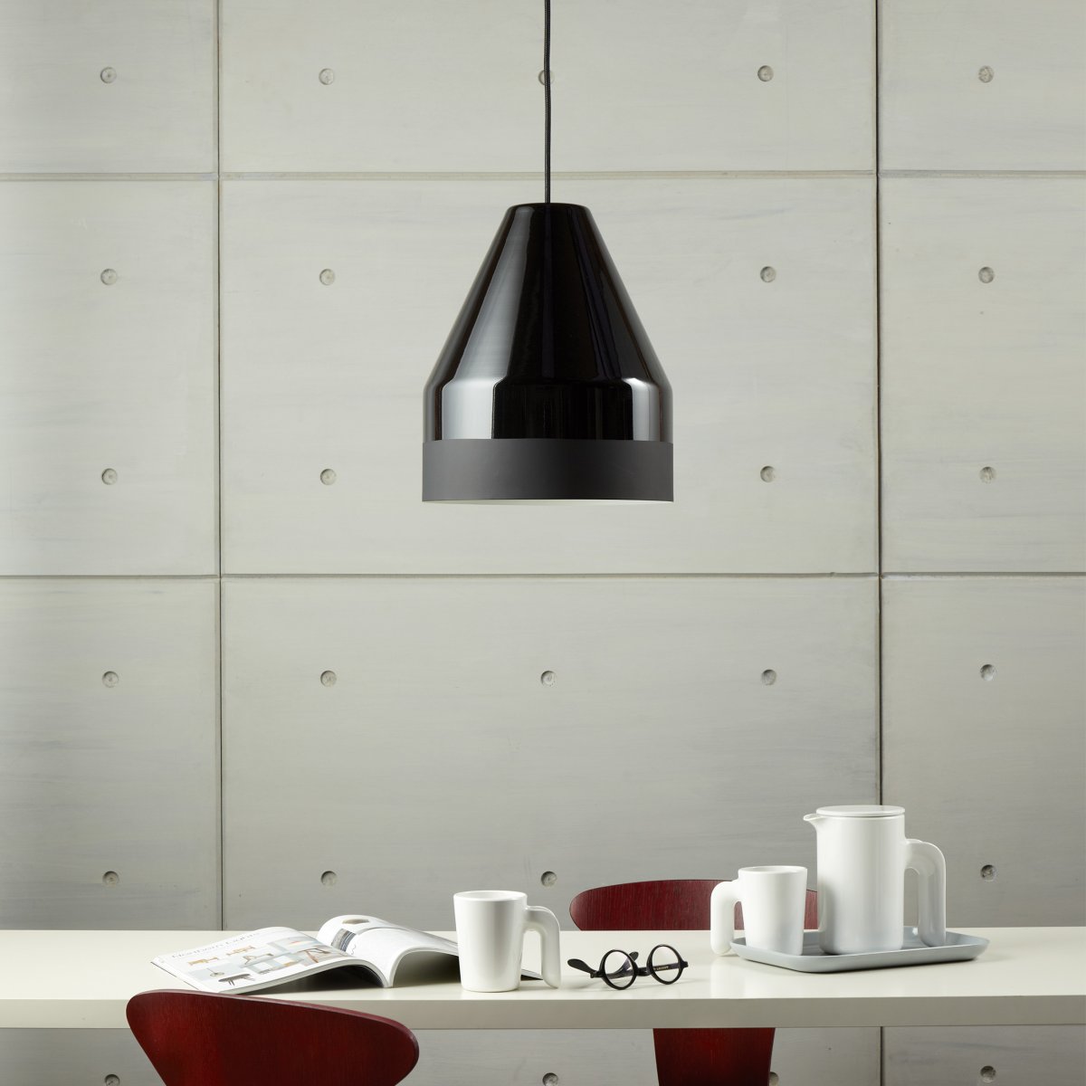 Crayon Ø30 Zwart hanglamp Van Dyberg Larsen - Met een matte onderrand en een glanzende bovenrand creëert de lamp een opvallend contrast dat de elegantie en unieke uitstraling ervan benadrukt.