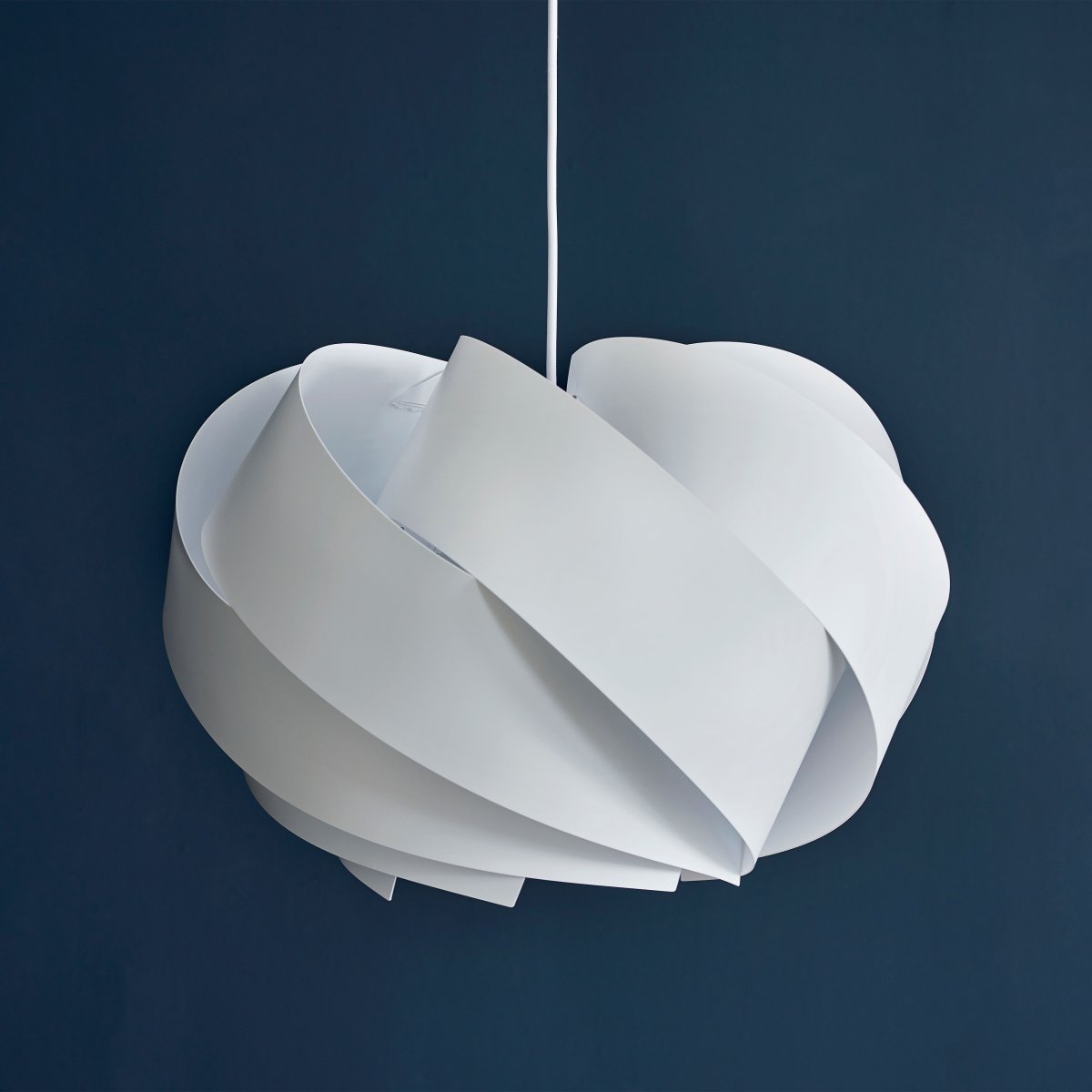 Boleo Ø50 Wit hanglamp Van Dyberg Larsen - De Boleo lamp is een elegante hanglamp die zich kenmerkt door zijn zachte, ronde vorm die een harmonieus en aangenaam licht verspreidt.