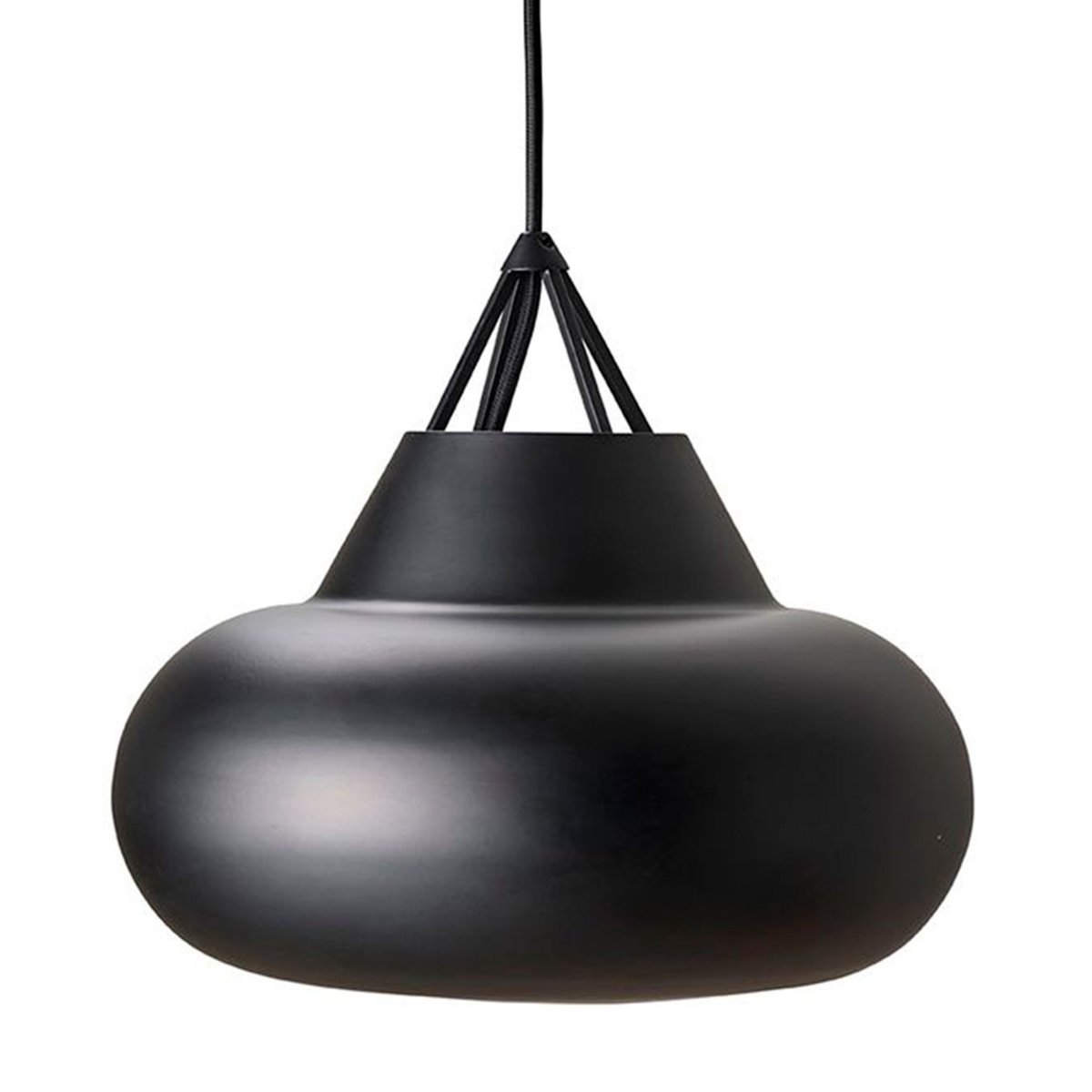Polo Ø30 Zwart hanglamp Van Dyberg Larsen - Polo is geïnspireerd op het gewelf van een koepel en verspreidt een gericht licht naar beneden, terwijl de open bovenkant een decoratief lichtspel creëert dat zowel naar boven als naar beneden schijnt.