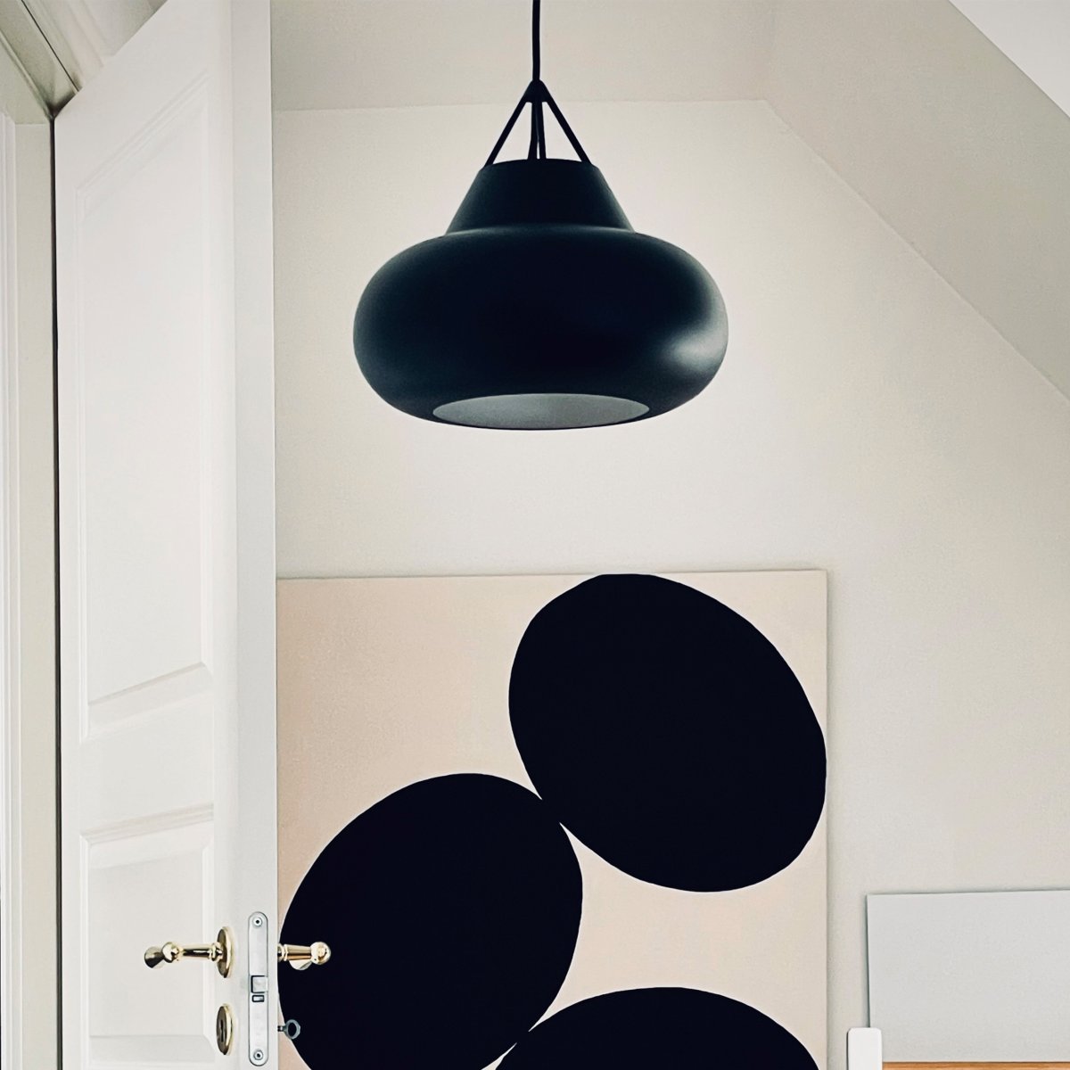 Polo Ø30 Zwart hanglamp Van Dyberg Larsen - Polo is geïnspireerd op het gewelf van een koepel en verspreidt een gericht licht naar beneden, terwijl de open bovenkant een decoratief lichtspel creëert dat zowel naar boven als naar beneden schijnt.