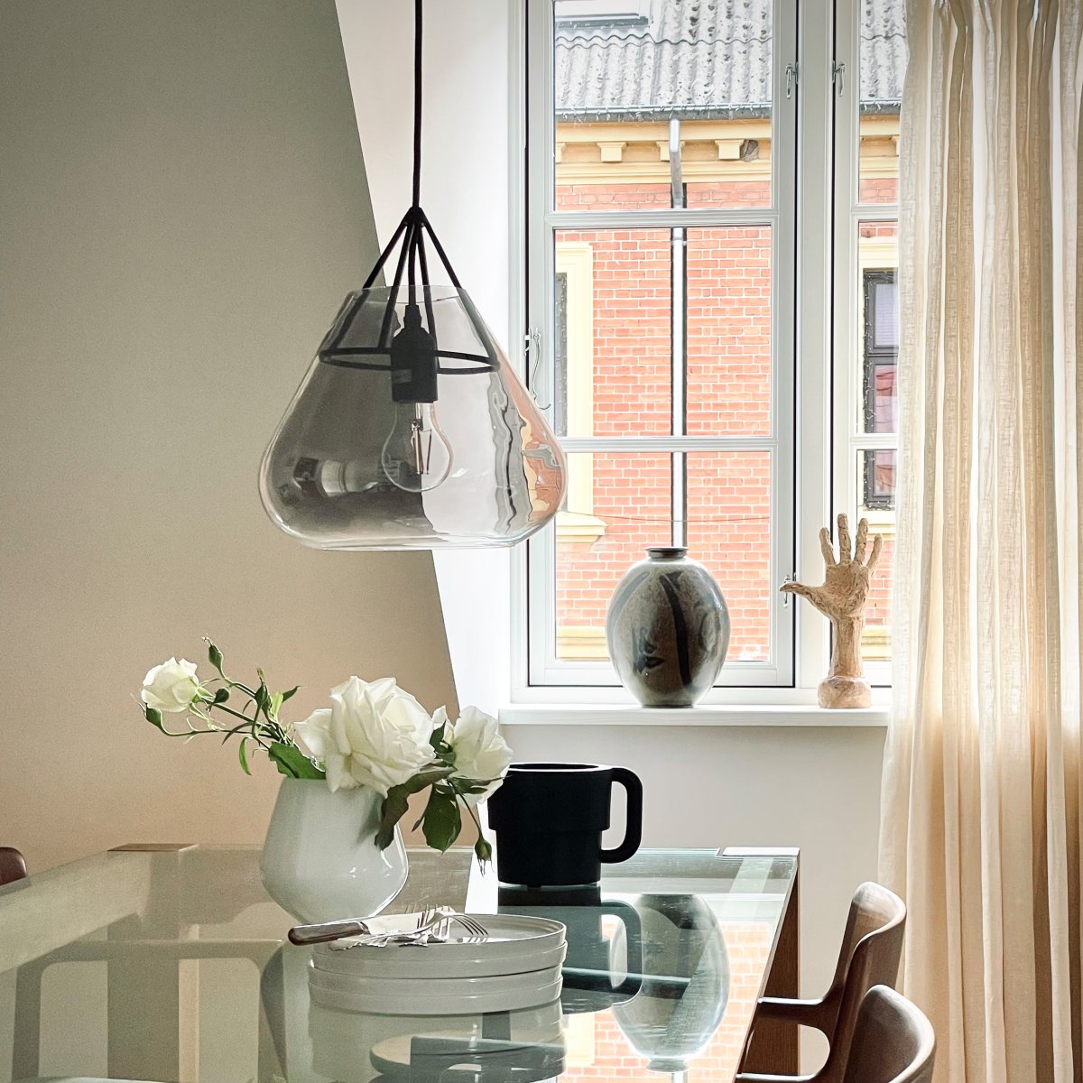 Volta Ø26 Zwart hanglamp Van Dyberg Larsen - Dankzij de ronde vorm vormt Volta een natuurlijk middelpunt in huis, terwijl het minimalistische exterieur en het rokerige interieur een moderne en charismatische uitstraling creëren.