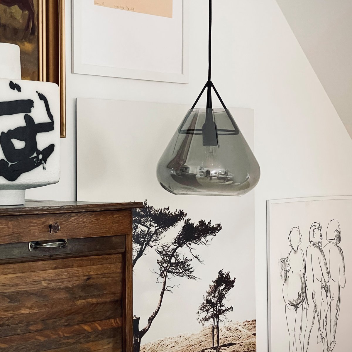 Volta Ø26 Zwart hanglamp Van Dyberg Larsen - Dankzij de ronde vorm vormt Volta een natuurlijk middelpunt in huis, terwijl het minimalistische exterieur en het rokerige interieur een moderne en charismatische uitstraling creëren.