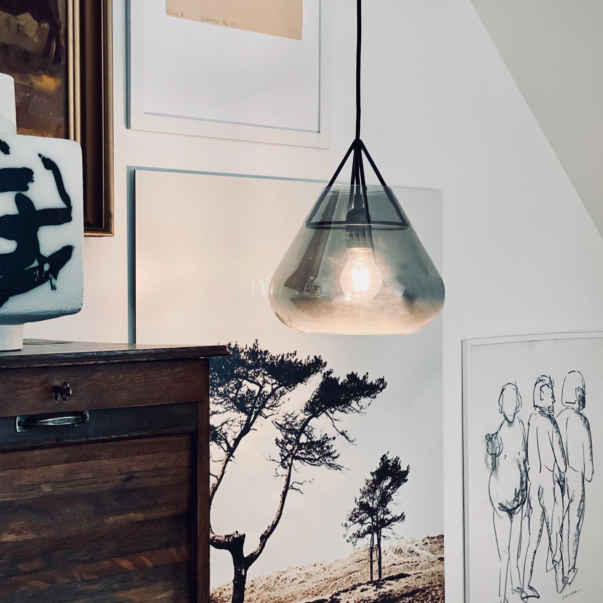 Volta Ø26 Zwart hanglamp Van Dyberg Larsen - Dankzij de ronde vorm vormt Volta een natuurlijk middelpunt in huis, terwijl het minimalistische exterieur en het rokerige interieur een moderne en charismatische uitstraling creëren.