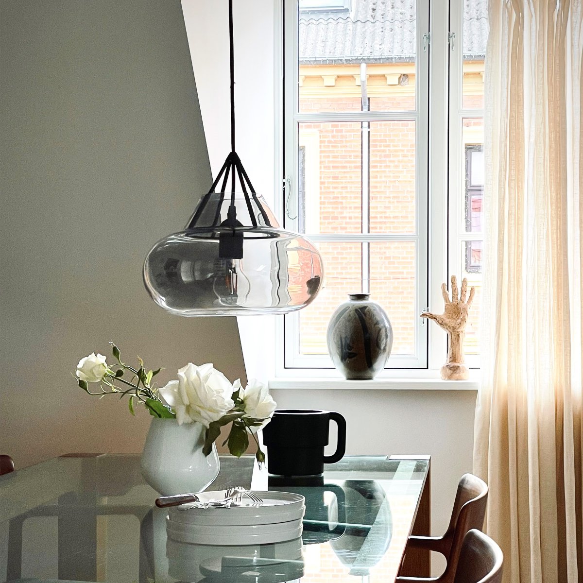 Polo Ø30 Zwart hanglamp Van Dyberg Larsen - Polo is geïnspireerd op het gewelf van een koepel en verspreidt een gericht licht naar beneden, terwijl de open bovenkant een decoratief lichtspel naar boven creëert.