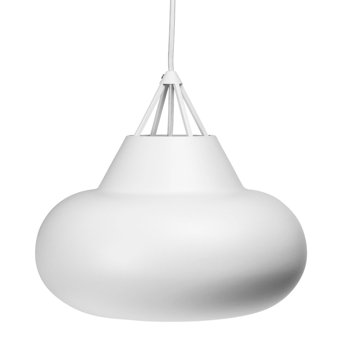 Polo Ø30 Wit hanglamp Van Dyberg Larsen - Polo is geïnspireerd op het gewelf van een koepel en verspreidt een gericht licht naar beneden, terwijl de open bovenkant een decoratief lichtspel creëert dat zowel naar boven als naar beneden schijnt.