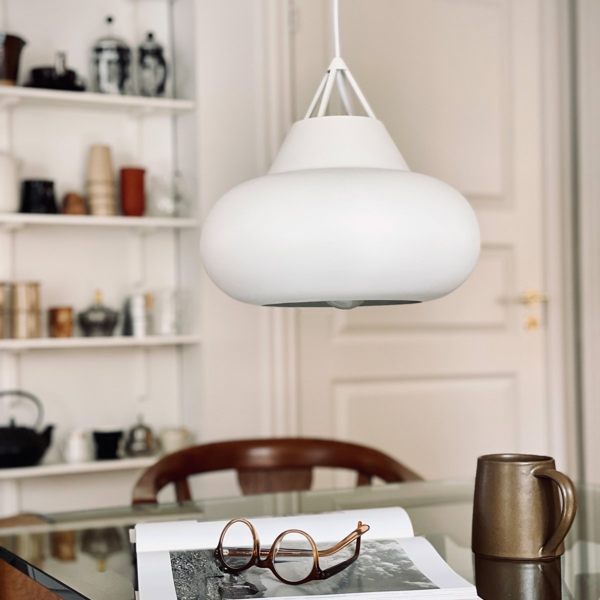 Polo Ø30 Wit hanglamp Van Dyberg Larsen - Polo is geïnspireerd op het gewelf van een koepel en verspreidt een gericht licht naar beneden, terwijl de open bovenkant een decoratief lichtspel creëert dat zowel naar boven als naar beneden schijnt.