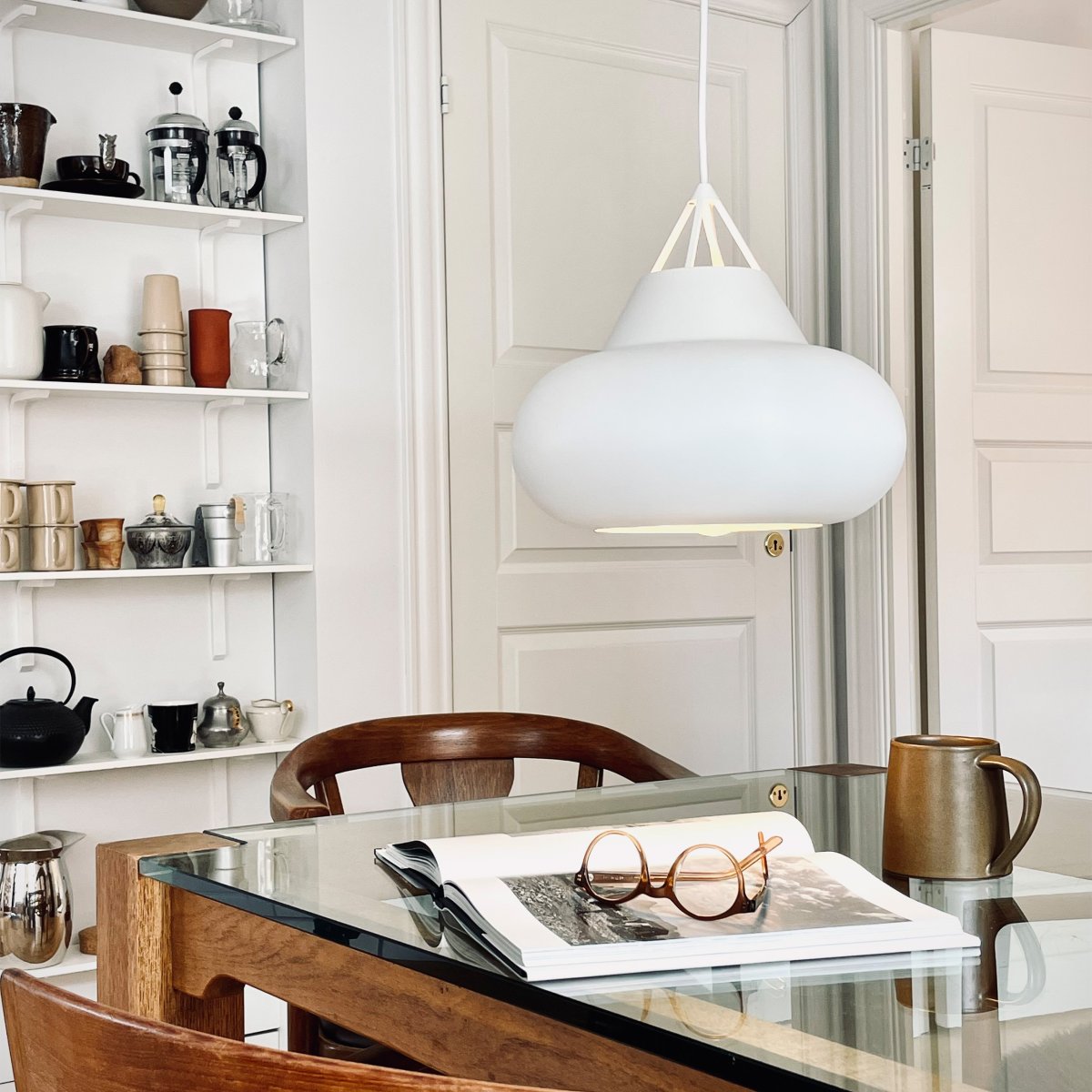 Polo Ø30 Wit hanglamp Van Dyberg Larsen - Polo is geïnspireerd op het gewelf van een koepel en verspreidt een gericht licht naar beneden, terwijl de open bovenkant een decoratief lichtspel creëert dat zowel naar boven als naar beneden schijnt.