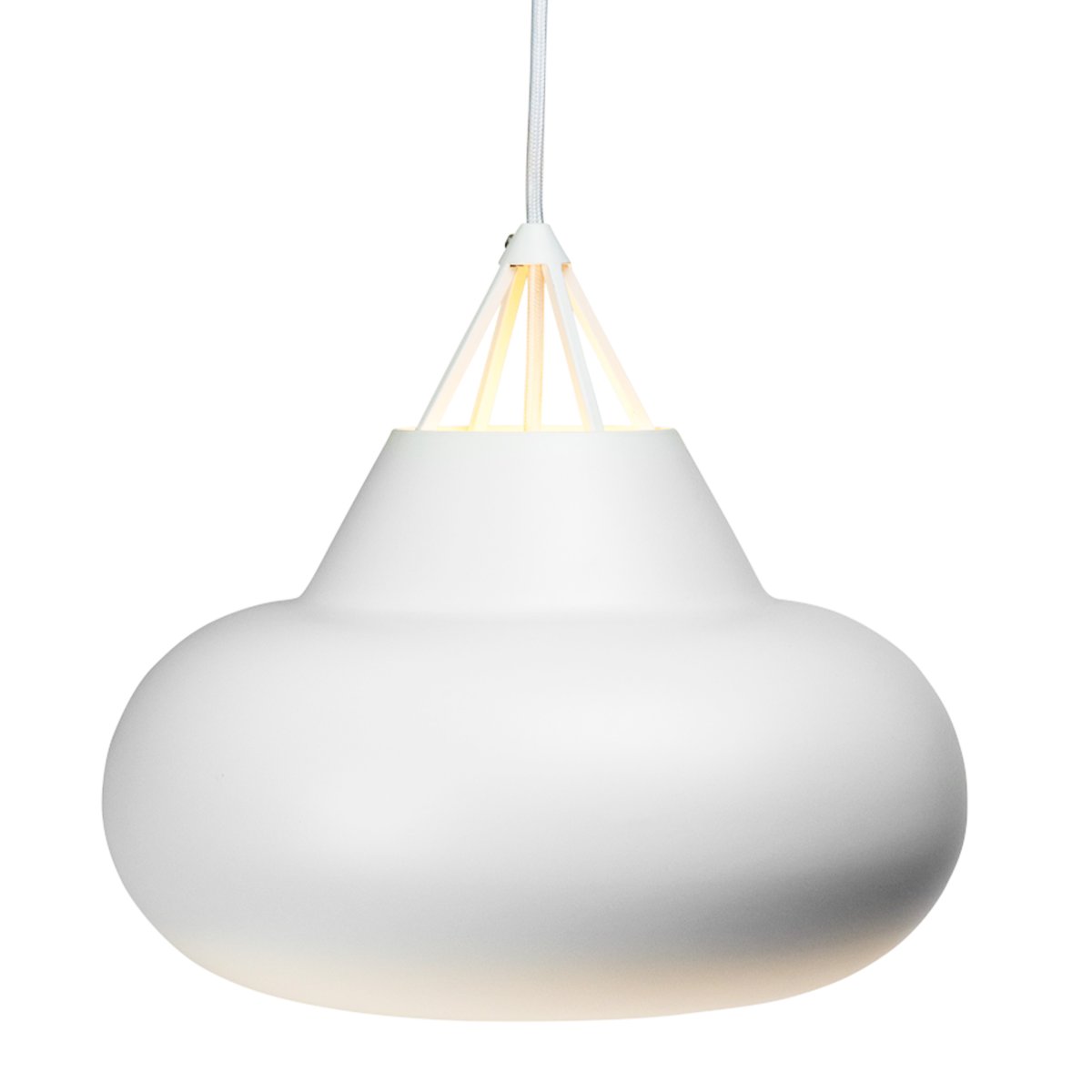 Polo Ø30 Wit hanglamp Van Dyberg Larsen - Polo is geïnspireerd op het gewelf van een koepel en verspreidt een gericht licht naar beneden, terwijl de open bovenkant een decoratief lichtspel creëert dat zowel naar boven als naar beneden schijnt.