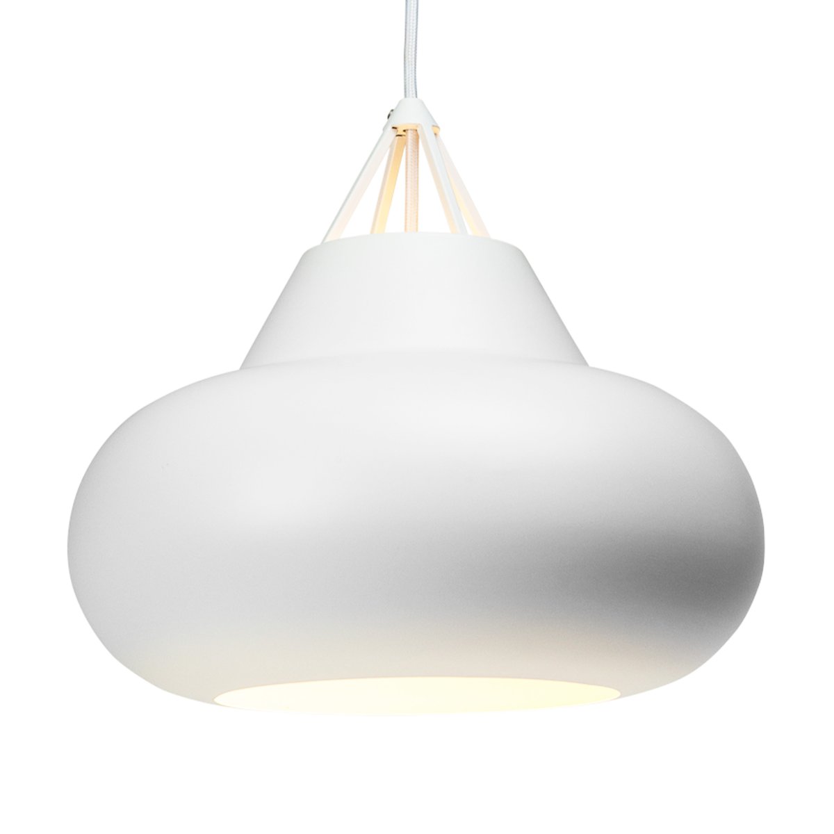 Polo Ø30 Wit hanglamp Van Dyberg Larsen - Polo is geïnspireerd op het gewelf van een koepel en verspreidt een gericht licht naar beneden, terwijl de open bovenkant een decoratief lichtspel creëert dat zowel naar boven als naar beneden schijnt.