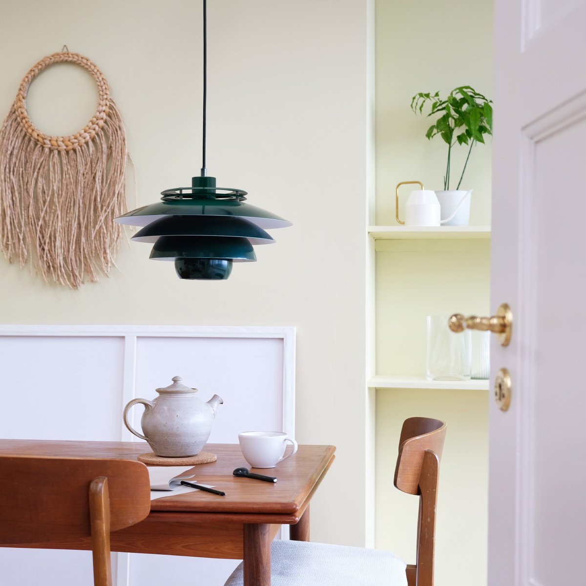 Ejka Ø38 Donkergroen hanglamp Van Dyberg Larsen - Met zijn elegante groene metalen kap en het populaire Scandinavische design is de lamp tijdloos en past hij in elk interieur.