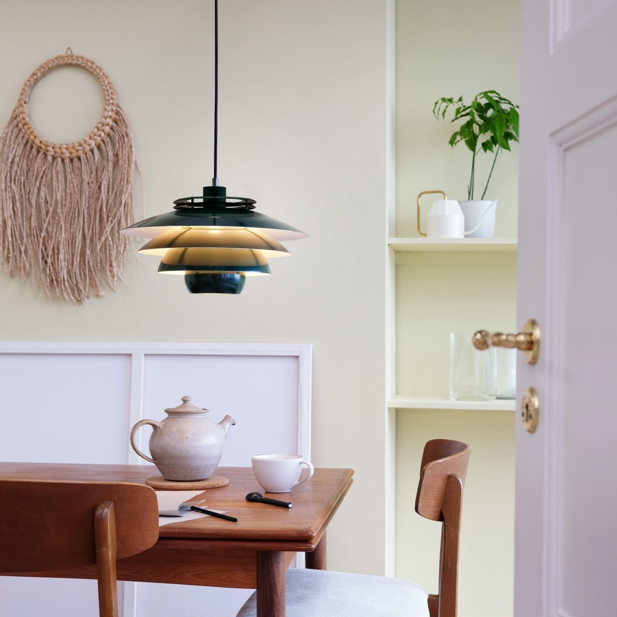 Ejka Ø38 Donkergroen hanglamp Van Dyberg Larsen - Met zijn elegante groene metalen kap en het populaire Scandinavische design is de lamp tijdloos en past hij in elk interieur.