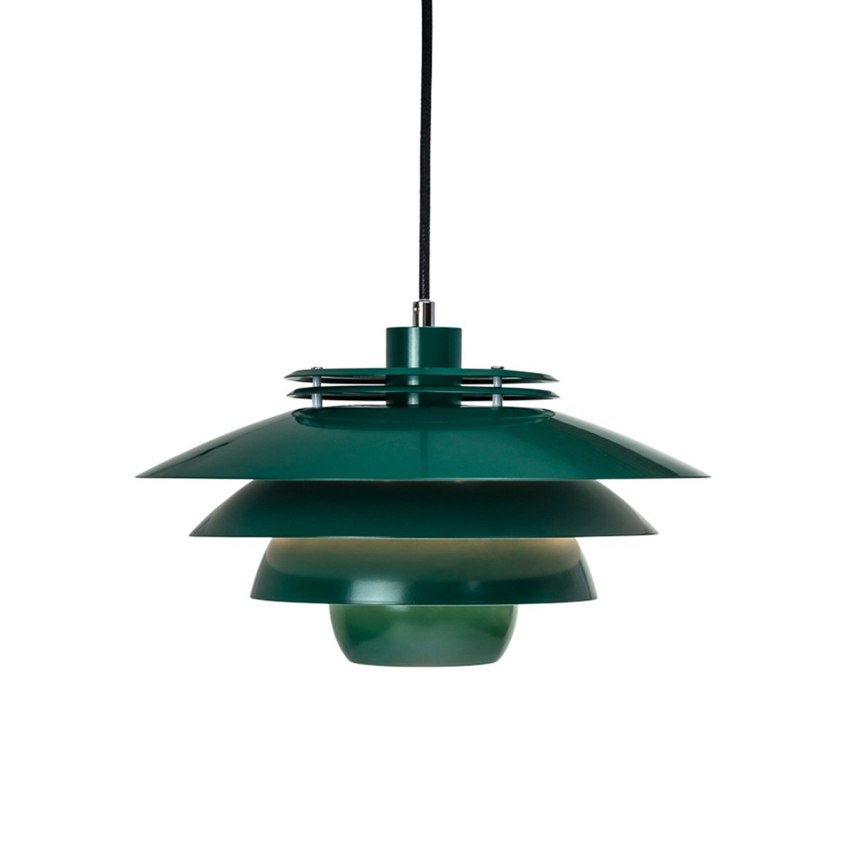 Ejka Ø38 Donkergroen hanglamp Van Dyberg Larsen - Met zijn elegante groene metalen kap en het populaire Scandinavische design is de lamp tijdloos en past hij in elk interieur.