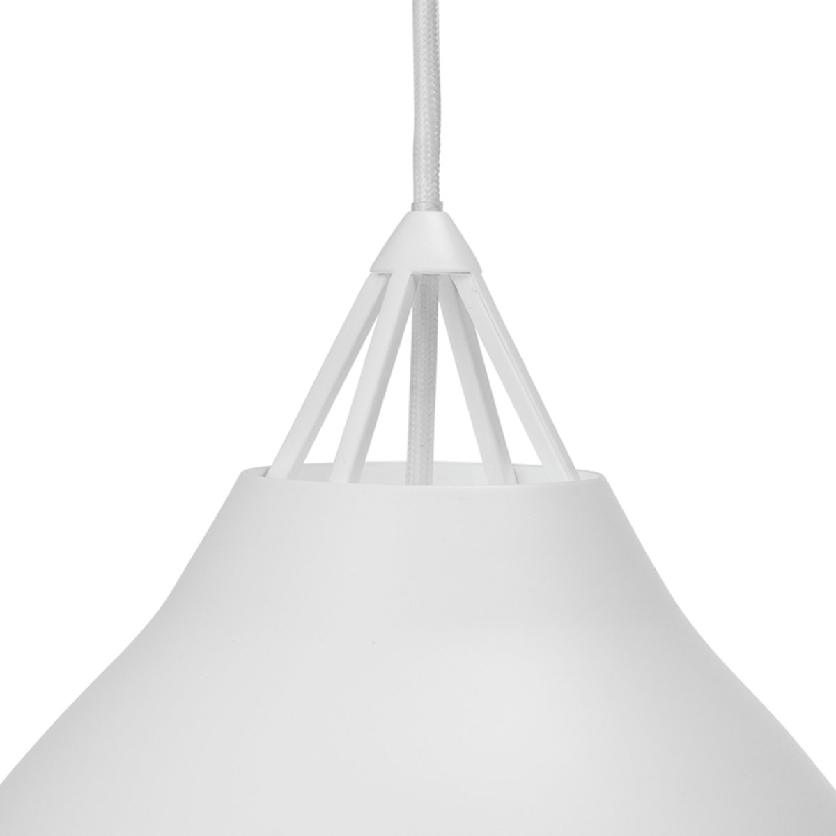 Pyra Ø23 Wit hanglamp Van Dyberg Larsen - Als de lamp aan staat, verspreidt hij een prachtig licht, ideaal om de hele kamer te verlichten of een gezellige sfeer te creëren in een hoekje van de woonkamer.