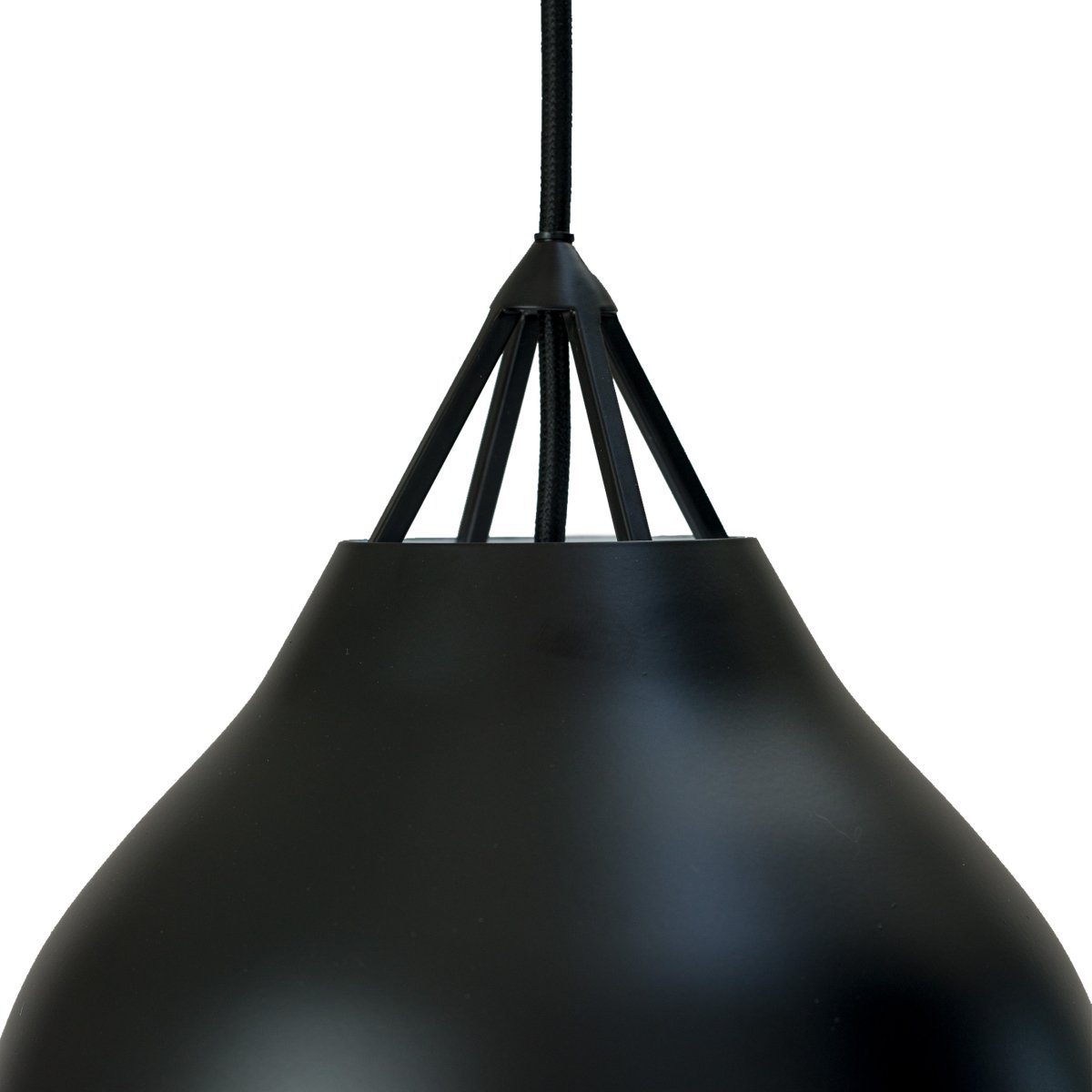 Pyra Ø23 Zwart hanglamp Van Dyberg Larsen - Als de lamp aan staat, verspreidt hij een prachtig licht, ideaal om de hele kamer te verlichten of een gezellige sfeer te creëren in een hoekje van de woonkamer.