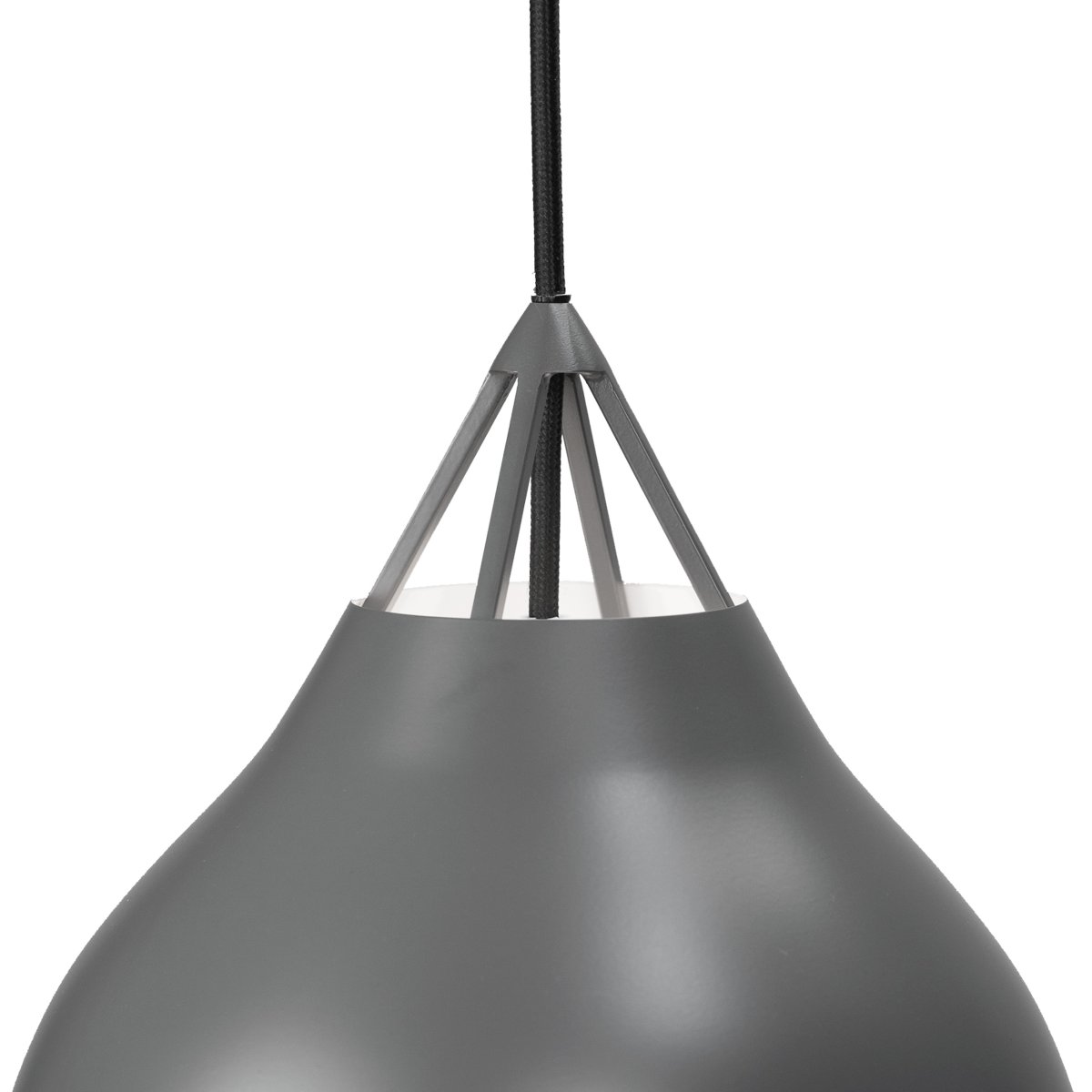 Pyra Ø23 Grijs hanglamp Van Dyberg Larsen - Als de lamp aan staat, verspreidt hij een prachtig licht, ideaal om de hele kamer te verlichten of een gezellige sfeer te creëren in een hoekje van de woonkamer.