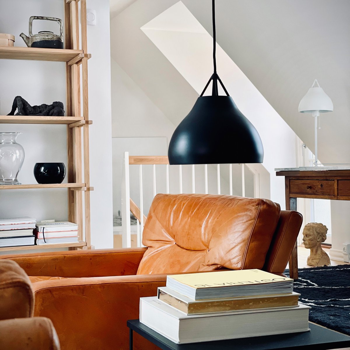 Pyra Ø30 Zwart hanglamp Van Dyberg Larsen - Als de lamp aan staat, verspreidt hij een prachtig licht, ideaal om de hele kamer te verlichten of een gezellige sfeer te cre&euml;ren in een hoekje van de woonkamer.
