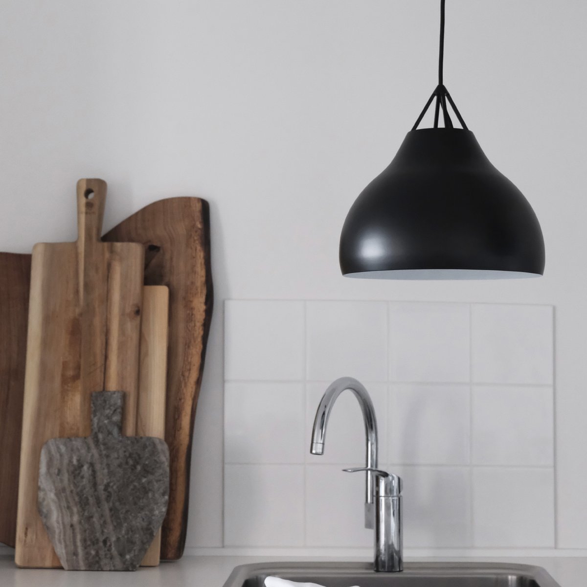 Pyra Ø30 Zwart hanglamp Van Dyberg Larsen - Als de lamp aan staat, verspreidt hij een prachtig licht, ideaal om de hele kamer te verlichten of een gezellige sfeer te cre&euml;ren in een hoekje van de woonkamer.