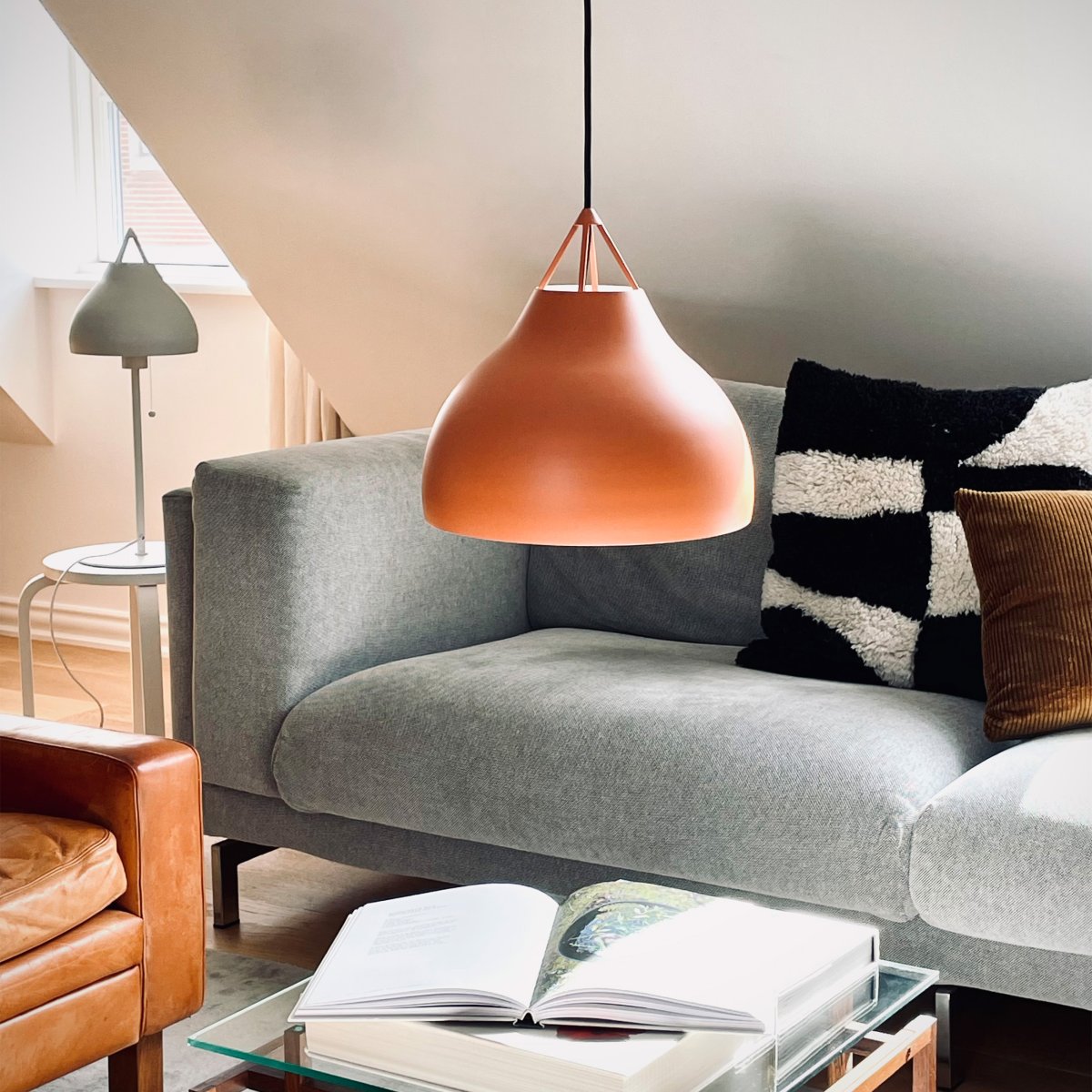 Pyra Ø30 Cognac hanglamp Van Dyberg Larsen - Als de lamp aan staat, verspreidt hij een prachtig licht, ideaal om de hele kamer te verlichten of een gezellige sfeer te creëren in een hoekje van de woonkamer.