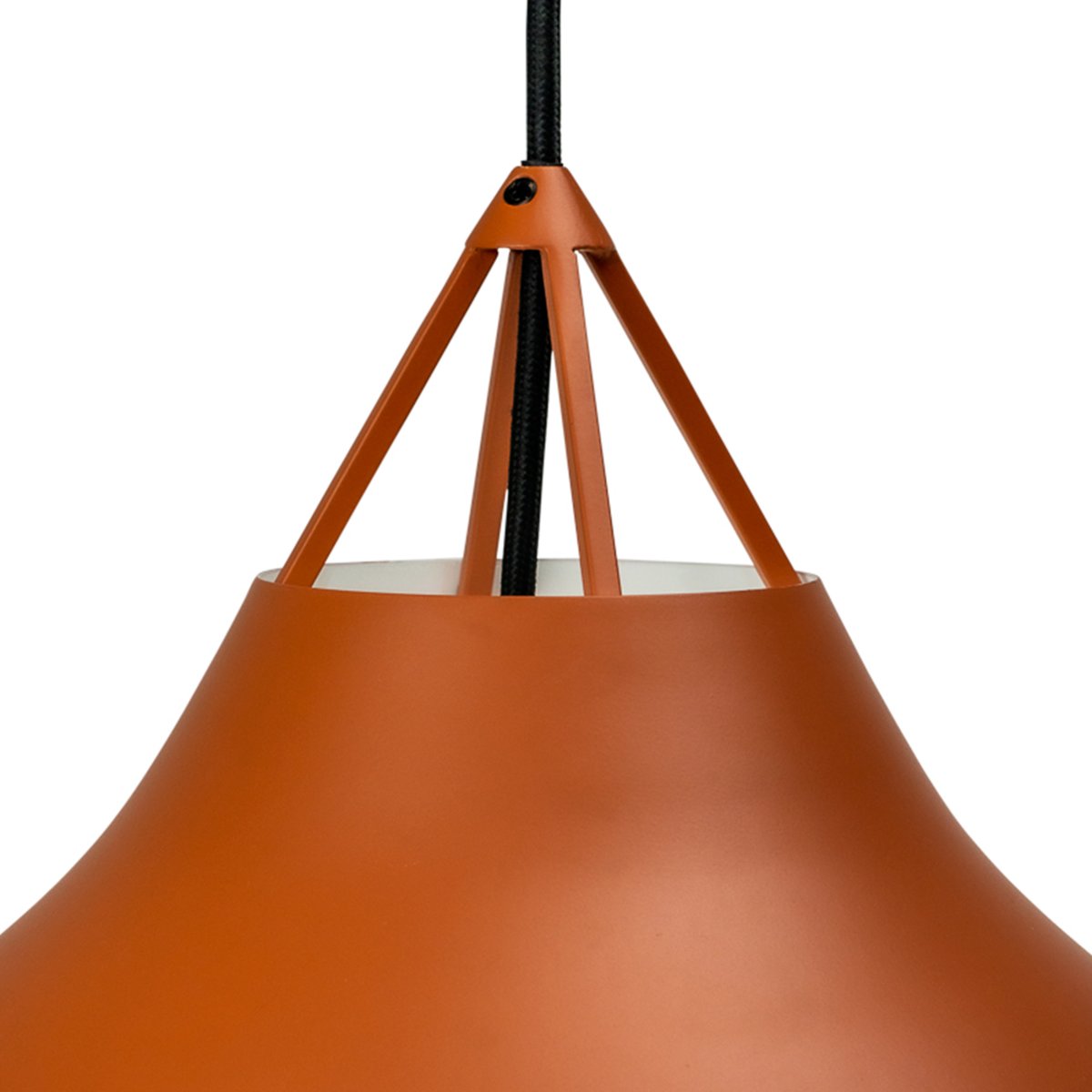 Pyra Ø30 Cognac hanglamp Van Dyberg Larsen - Als de lamp aan staat, verspreidt hij een prachtig licht, ideaal om de hele kamer te verlichten of een gezellige sfeer te creëren in een hoekje van de woonkamer.