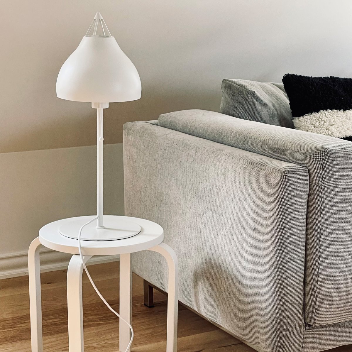 Pyra 60cm Wit tafellamp Van Dyberg Larsen - De Pyra tafellamp in prachtig mat wit heeft een klassieke, Scandinavische stijl met een groot en elegant design dat een sfeervol licht verspreidt.