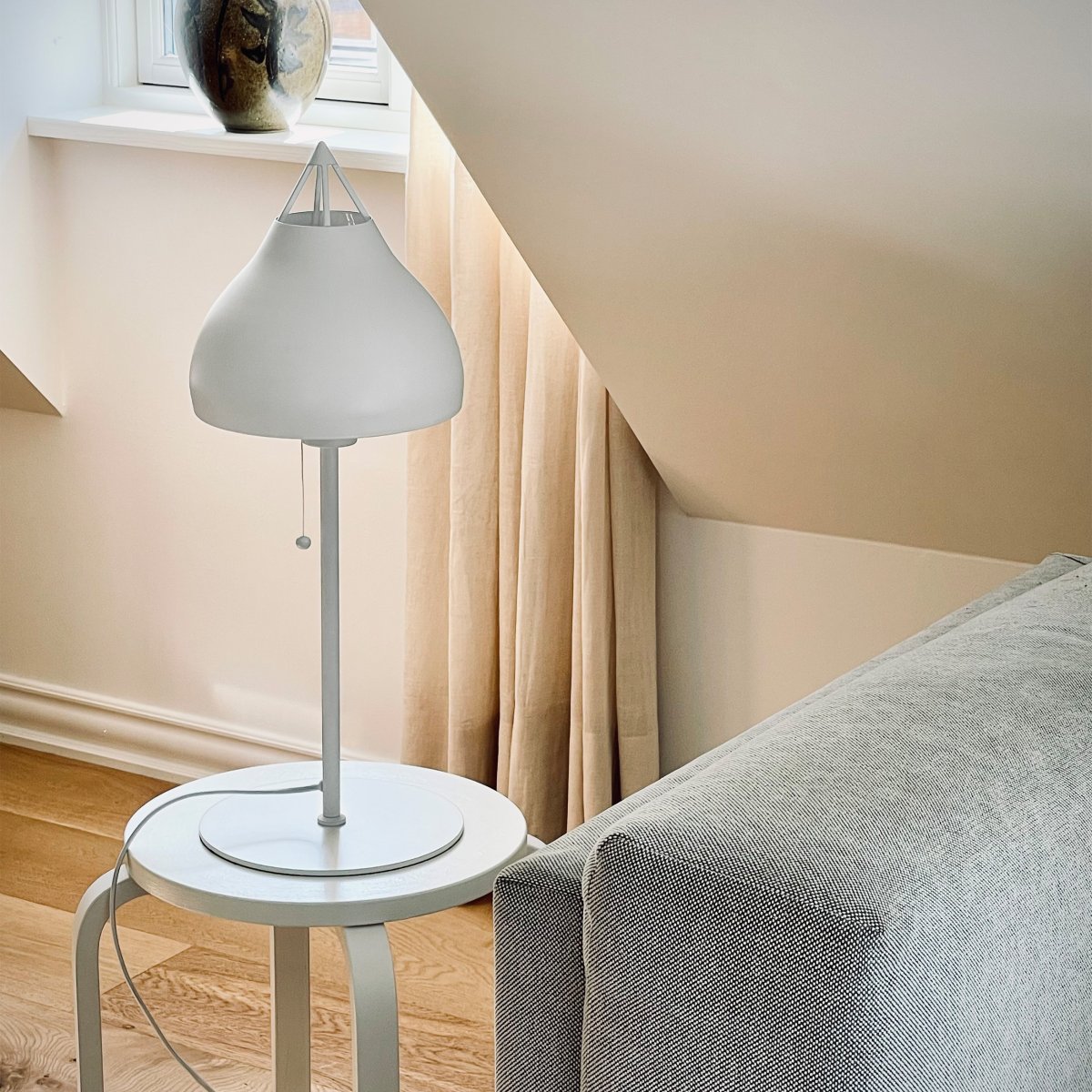 Pyra 60cm Wit tafellamp Van Dyberg Larsen - De Pyra tafellamp in prachtig mat wit heeft een klassieke, Scandinavische stijl met een groot en elegant design dat een sfeervol licht verspreidt.