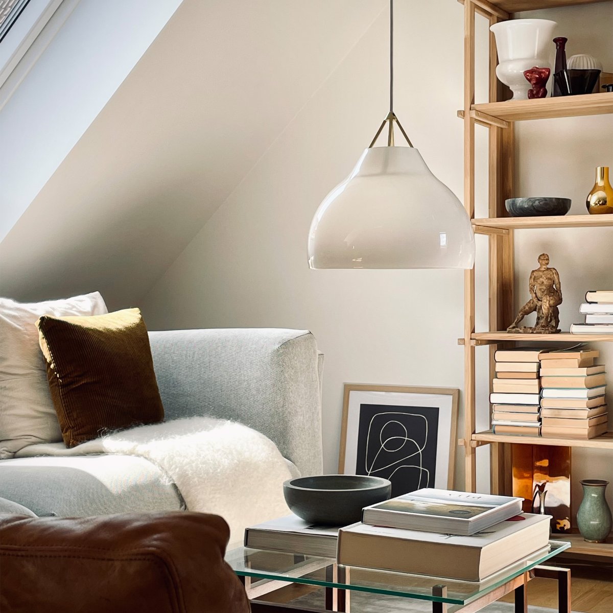 Pyra Ø30 Messing hanglamp Van Dyberg Larsen - Pyra verspreidt een zacht en sfeervol licht dat de hele kamer kan verlichten of een gezellige sfeer boven de eettafel kan creëren.