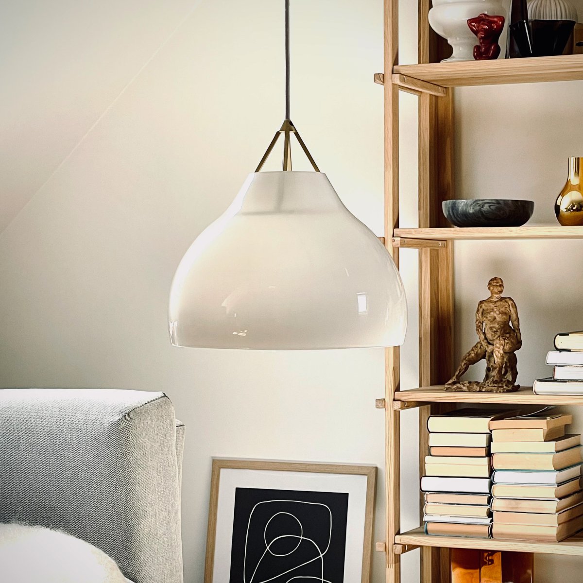 Pyra Ø30 Messing hanglamp Van Dyberg Larsen - Pyra verspreidt een zacht en sfeervol licht dat de hele kamer kan verlichten of een gezellige sfeer boven de eettafel kan creëren.
