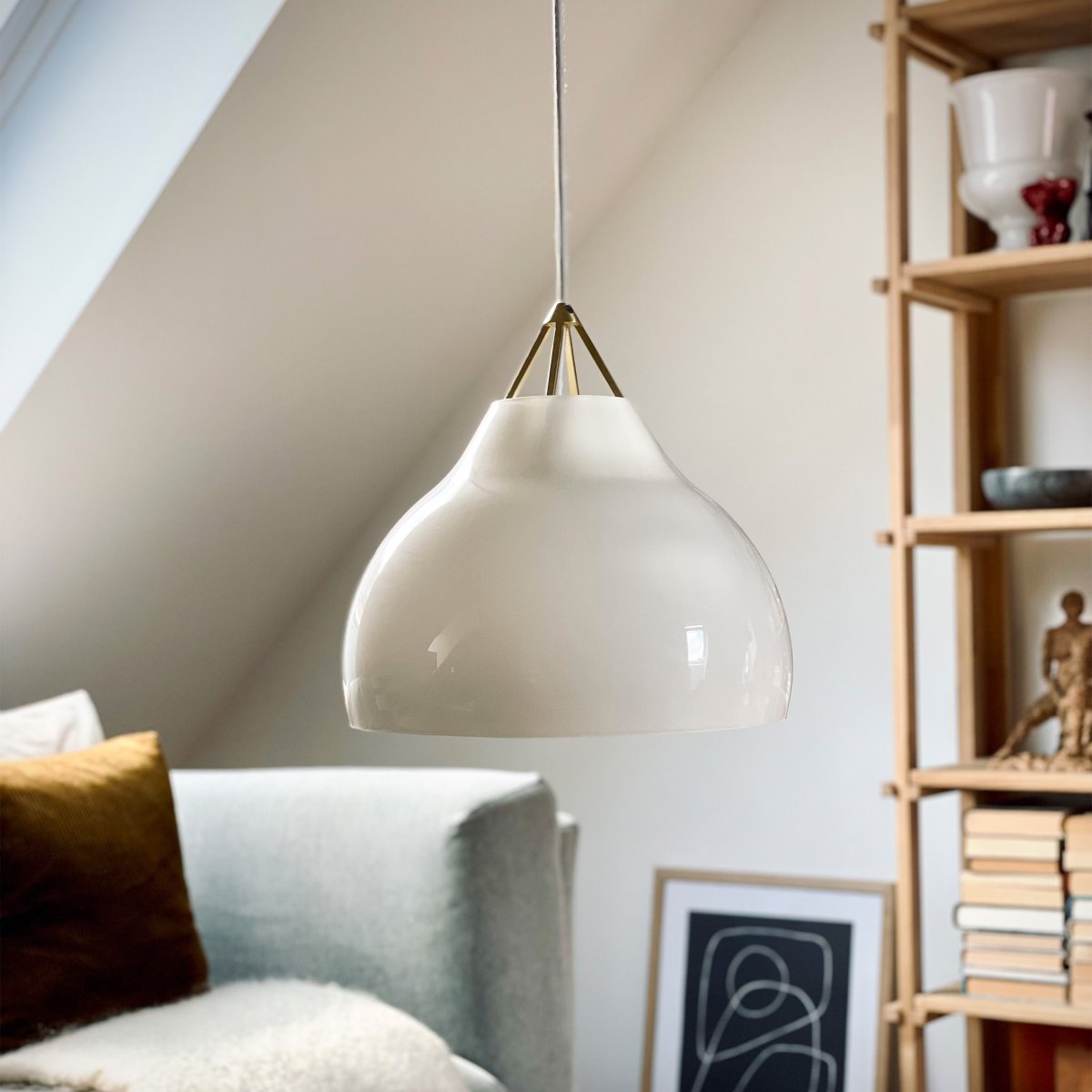 Pyra Ø30 Messing hanglamp Van Dyberg Larsen - Pyra verspreidt een zacht en sfeervol licht dat de hele kamer kan verlichten of een gezellige sfeer boven de eettafel kan creëren.