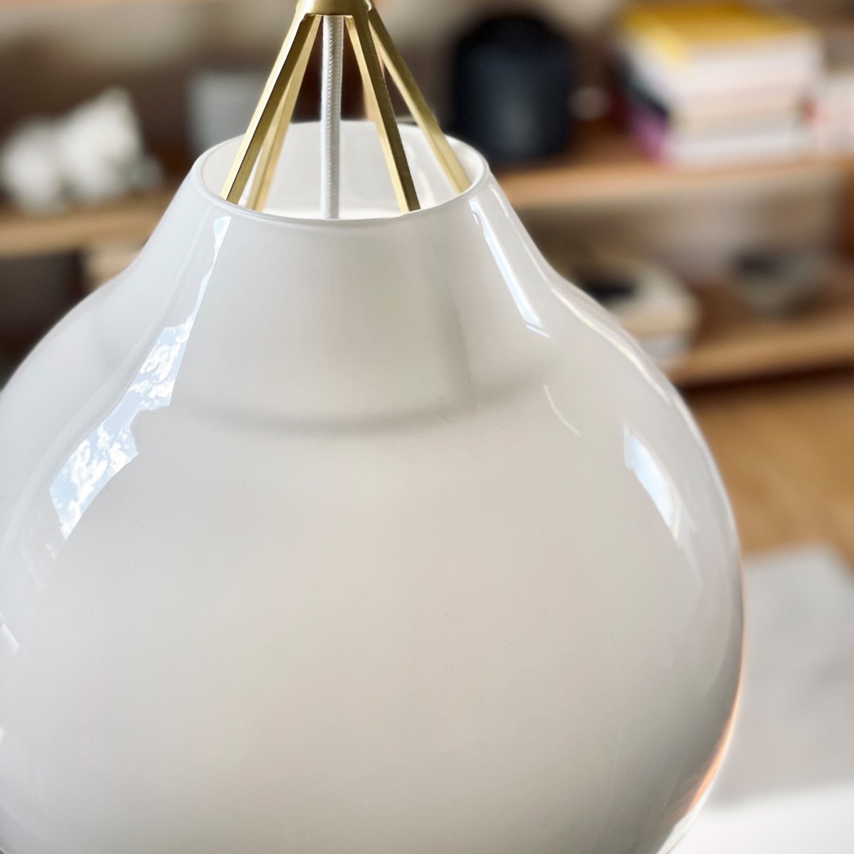 Pyra Ø30 Messing hanglamp Van Dyberg Larsen - Pyra verspreidt een zacht en sfeervol licht dat de hele kamer kan verlichten of een gezellige sfeer boven de eettafel kan creëren.