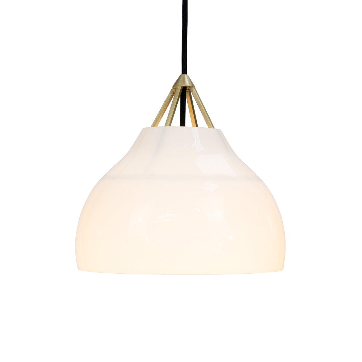 Pyra Ø30 Messing hanglamp Van Dyberg Larsen - Pyra verspreidt een zacht en sfeervol licht dat de hele kamer kan verlichten of een gezellige sfeer boven de eettafel kan creëren.