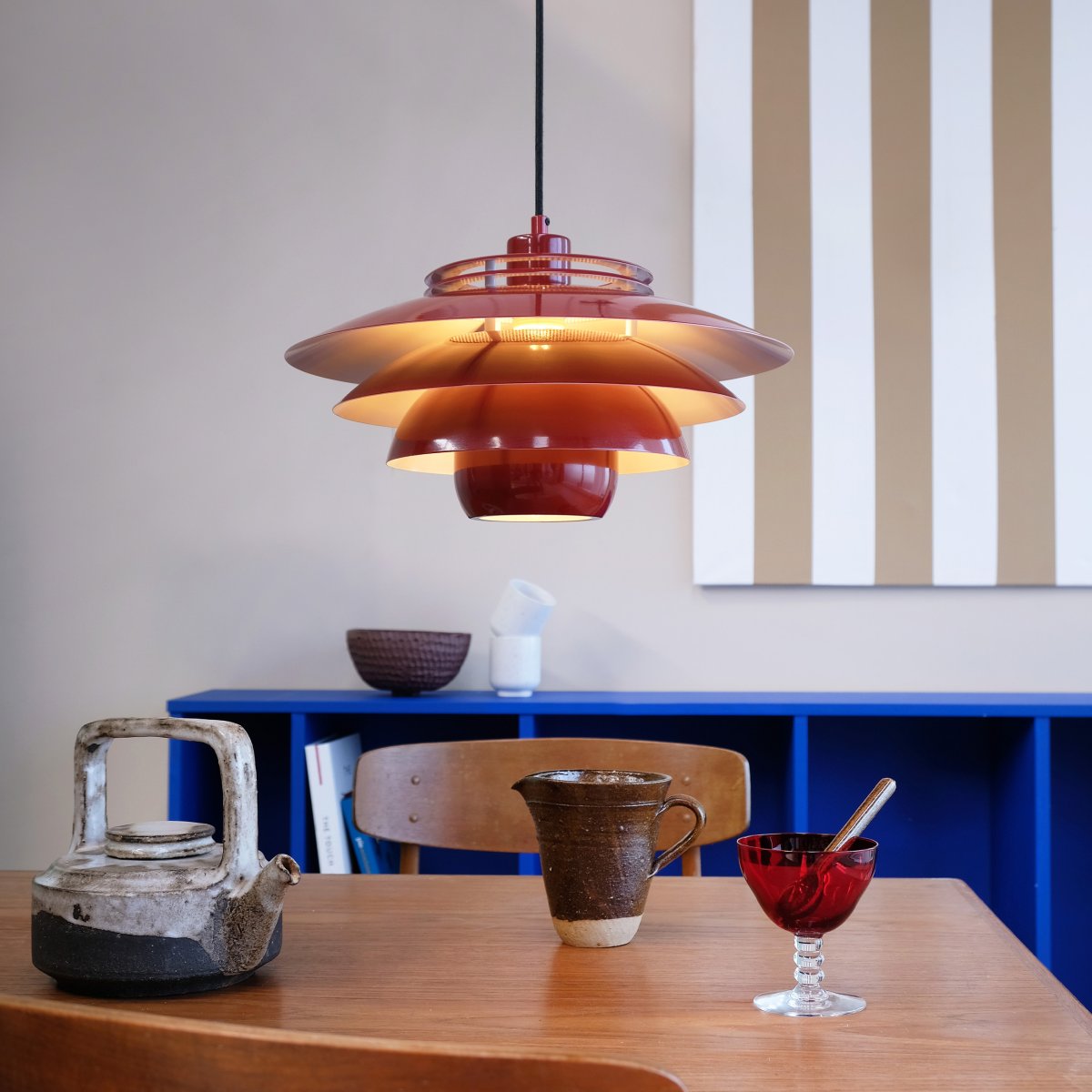 Ejka Ø38 Donkerrood hanglamp Van Dyberg Larsen - Met zijn vier tinten en dieprode kleur accentueert het een modern interieur en cre&euml;ert het een subtiel contrast met de kleuren van het huis.