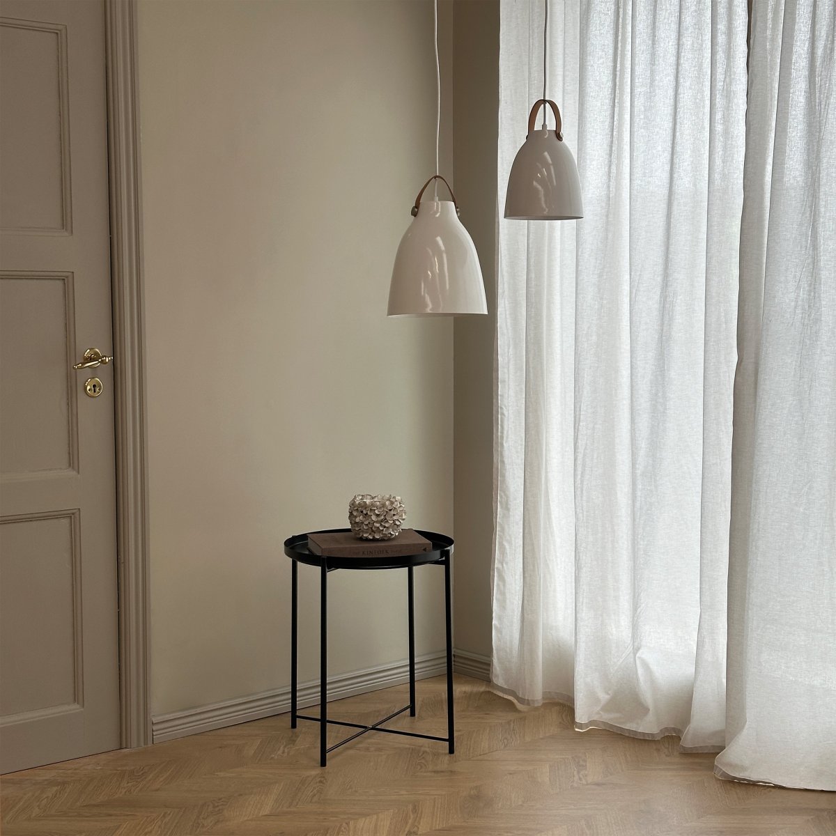 Copenhagen Ø19 Hoogglans wit hanglamp Van Dyberg Larsen - Dankzij het eenvoudige ontwerp past het in veel verschillende omgevingen - boven de keukentafel, de eettafel, in de hoek van de woonkamer of boven uw favoriete fauteuil.