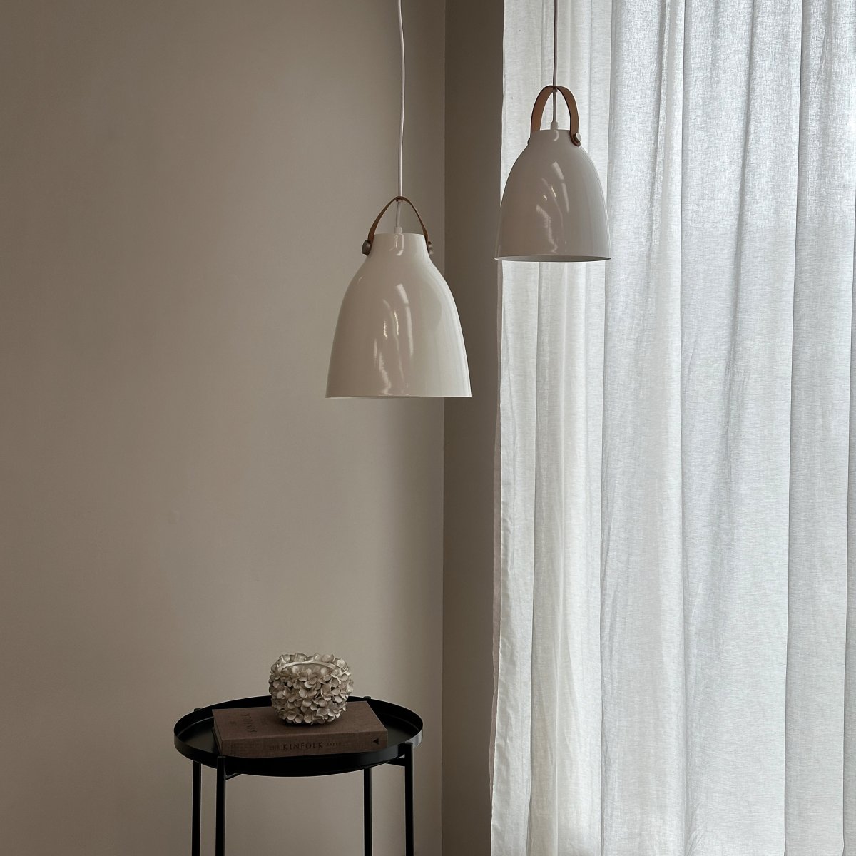 Copenhagen Ø19 Hoogglans wit hanglamp Van Dyberg Larsen - Dankzij het eenvoudige ontwerp past het in veel verschillende omgevingen - boven de keukentafel, de eettafel, in de hoek van de woonkamer of boven uw favoriete fauteuil.