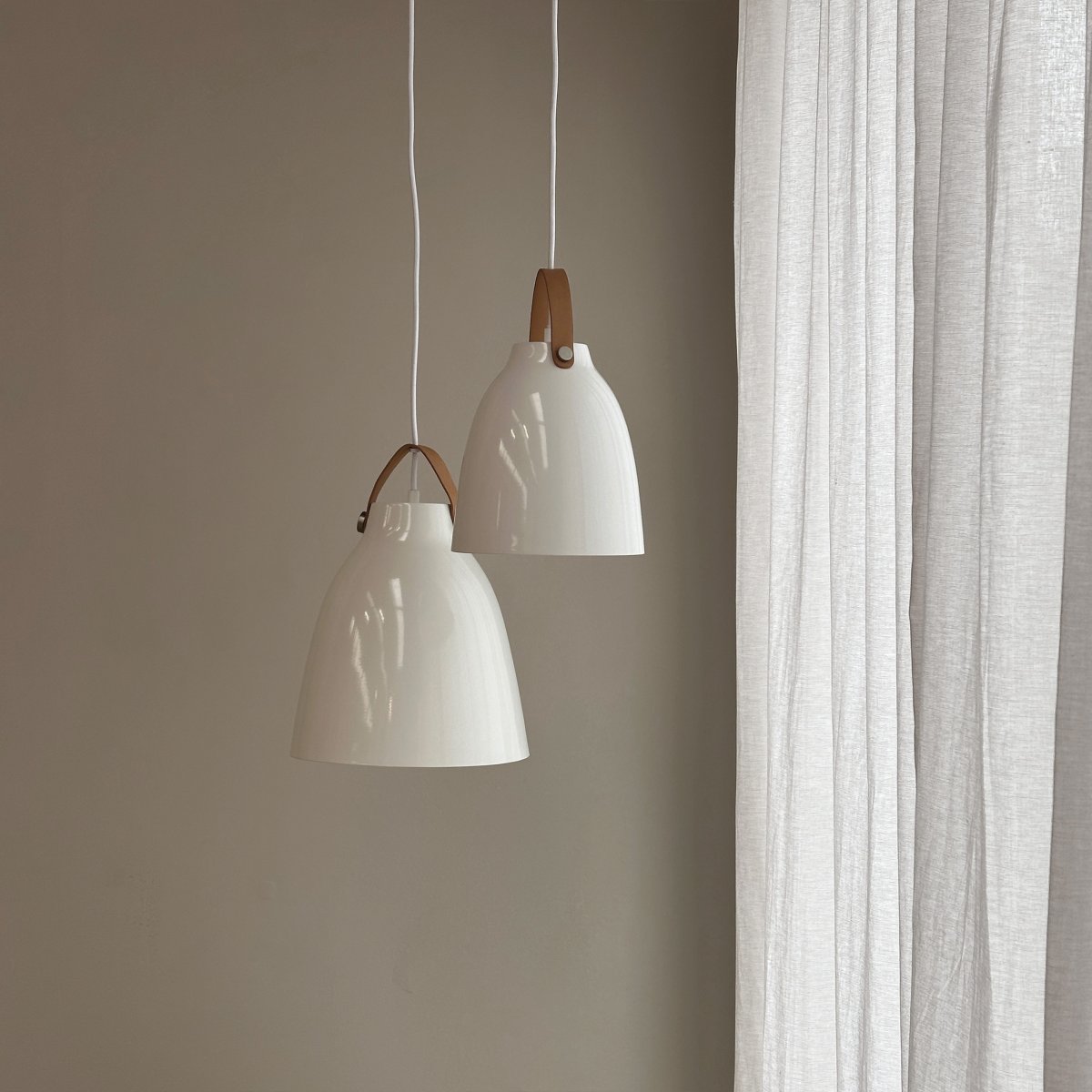 Copenhagen Ø19 Hoogglans wit hanglamp Van Dyberg Larsen - Dankzij het eenvoudige ontwerp past het in veel verschillende omgevingen - boven de keukentafel, de eettafel, in de hoek van de woonkamer of boven uw favoriete fauteuil.