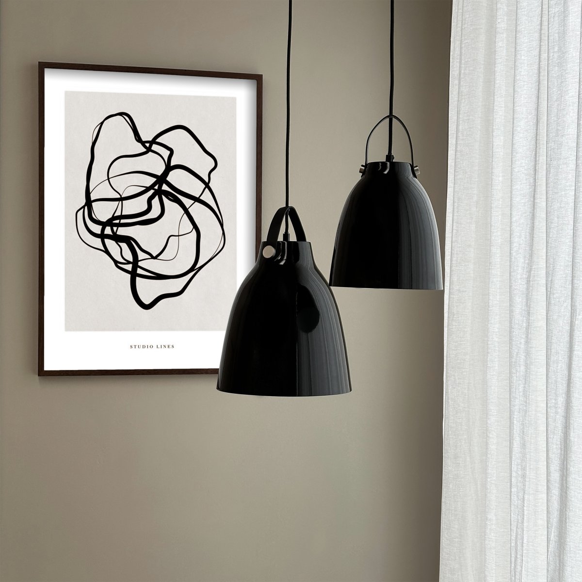 Copenhagen Ø19 Hoogglans zwart hanglamp Van Dyberg Larsen - Dankzij het eenvoudige ontwerp past het in veel verschillende omgevingen - boven de keukentafel, de eettafel, in de hoek van de woonkamer of boven uw favoriete fauteuil.