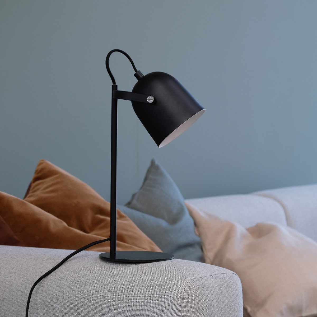 Oslo 37cm Zwart bureaulamp Van Dyberg Larsen - De lamp is gemaakt van matzwart metaal en heeft een flexibele lampenkap en een 1,6 m lang zwart snoer met een aan/uit-schakelaar op de voet.