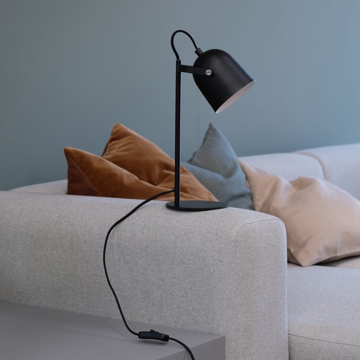 Oslo 37cm Zwart bureaulamp Van Dyberg Larsen - De lamp is gemaakt van matzwart metaal en heeft een flexibele lampenkap en een 1,6 m lang zwart snoer met een aan/uit-schakelaar op de voet.