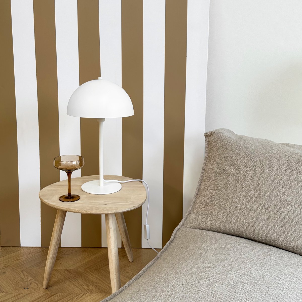 Stockholm 43cm Wit tafellamp Van Dyberg Larsen - De lamp verspreidt een zacht en aangenaam licht dat een aangename sfeer cre&euml;ert, ongeacht of deze op het bureau, het nachtkastje of in de woonkamer wordt geplaatst.